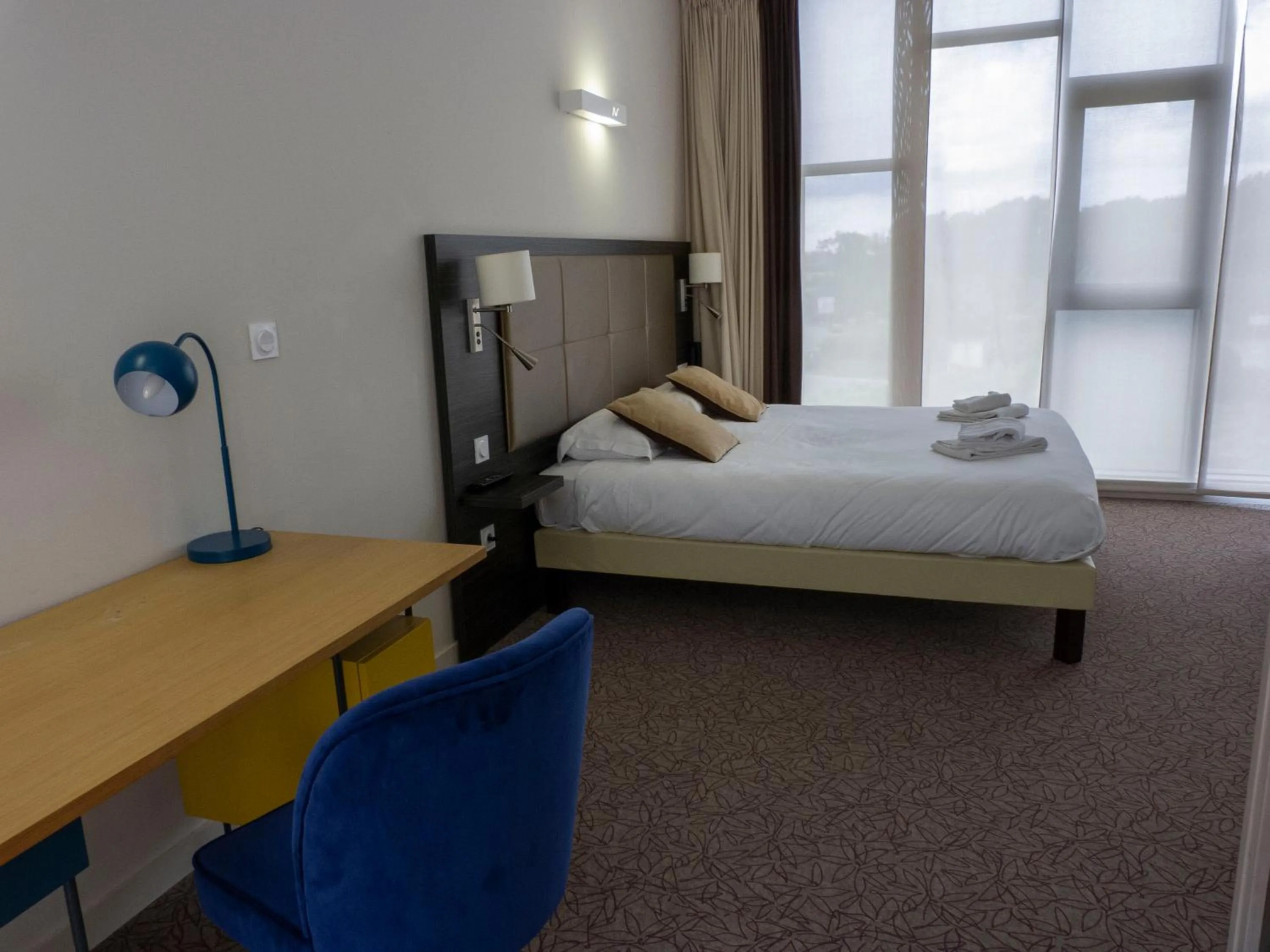 Bedroom, Bed in The Originals City, Hôtel La Verriaire, Cholet Sud