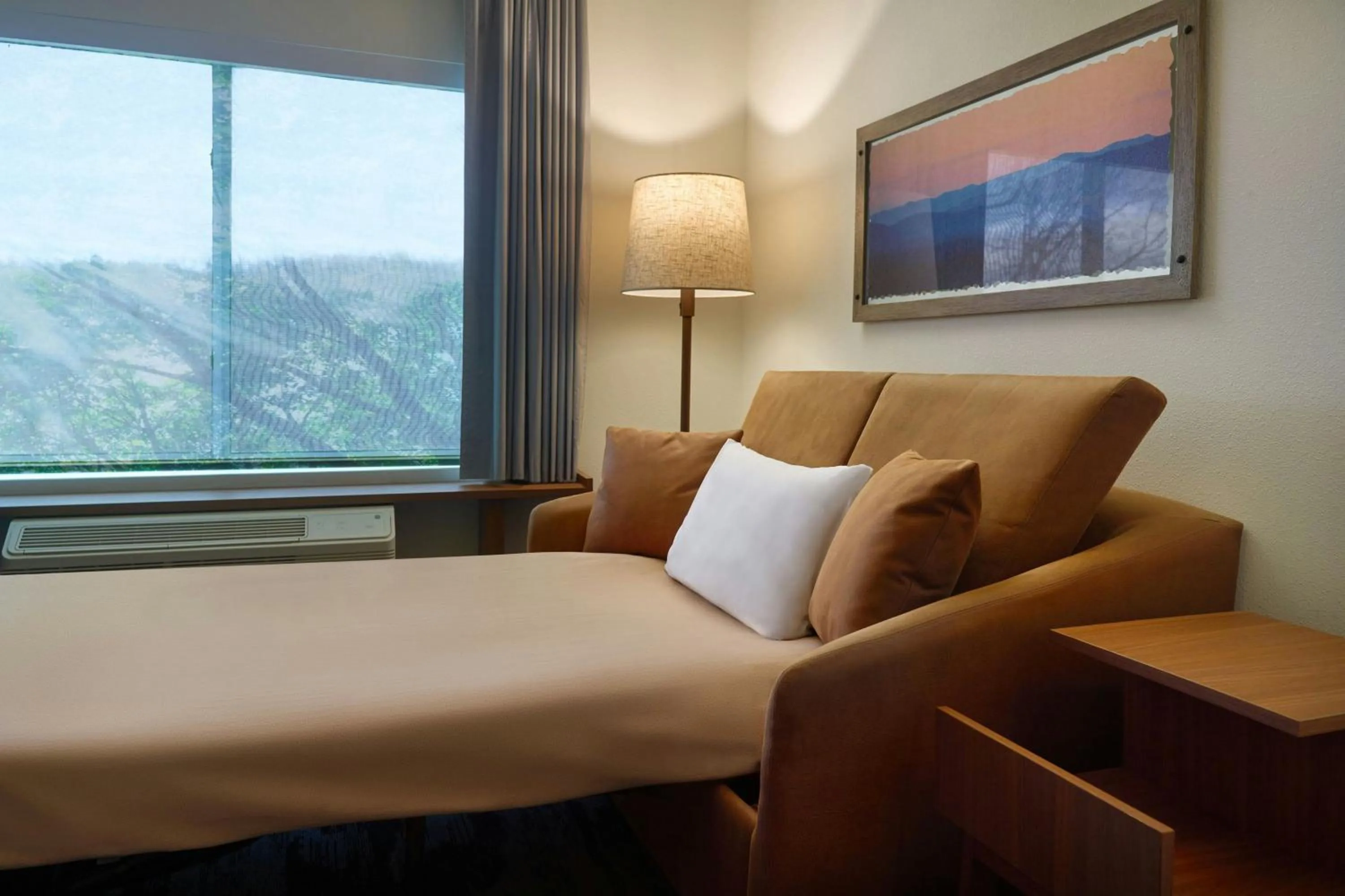 Bedroom, Bed in Fairfield Inn & Suites by Marriott Helen