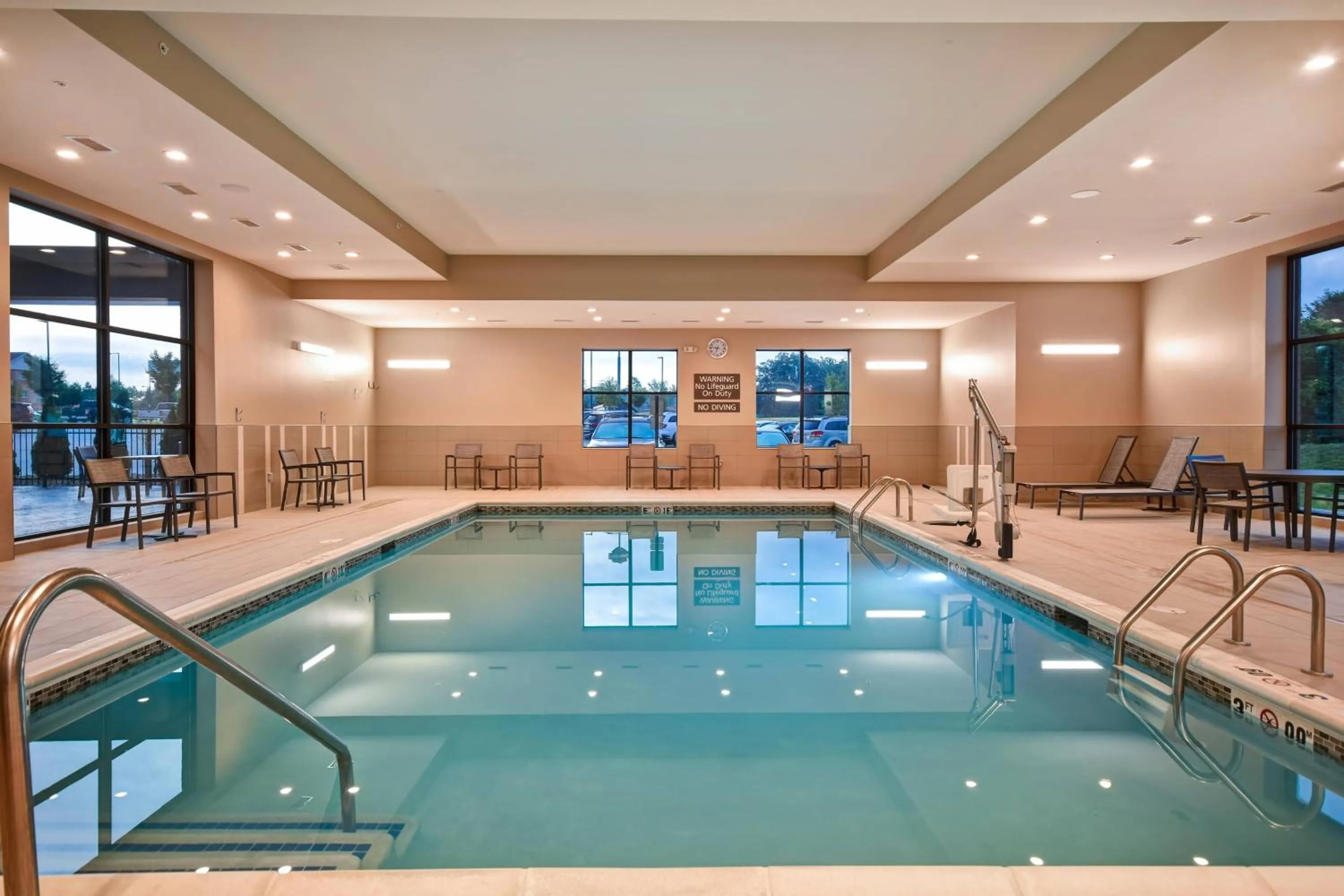 Swimming pool in Residence Inn by Marriott Cincinnati Northeast/Mason