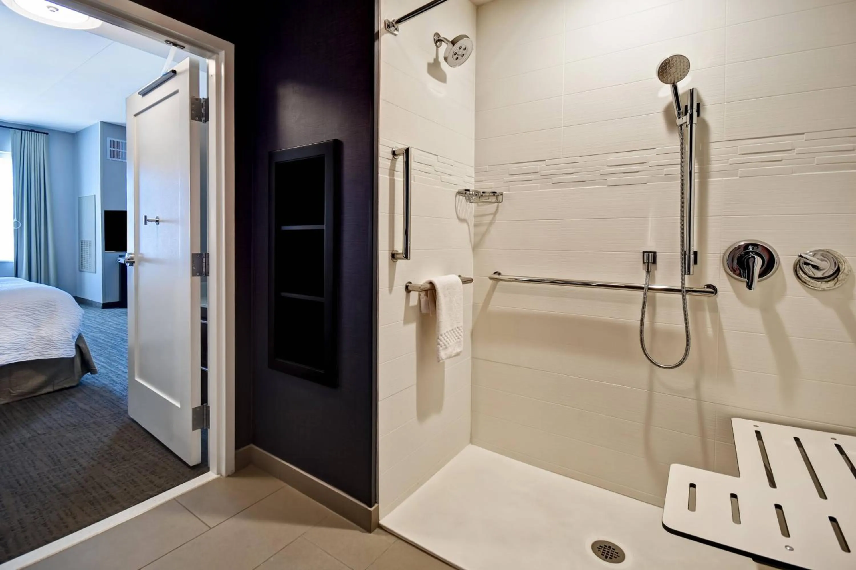 Bathroom, Bed in Residence Inn by Marriott Cincinnati Northeast/Mason