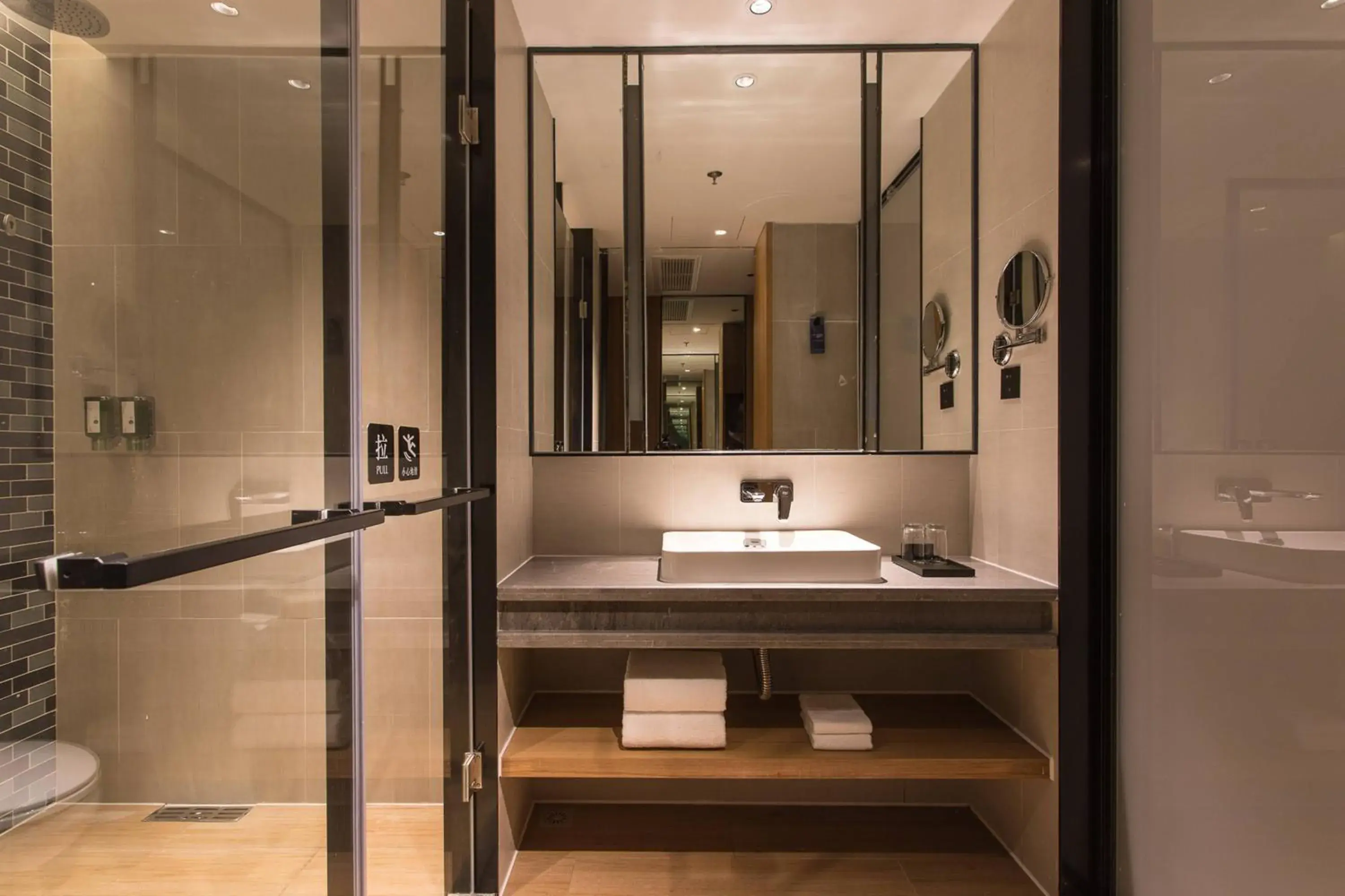 Executive, Guest room, 1 King, City view in Fairfield by Marriott Hangzhou Xintiandi Executive, Guest room, 1 King, City view in Fairfield by Marriott Hangzhou Xintiandi