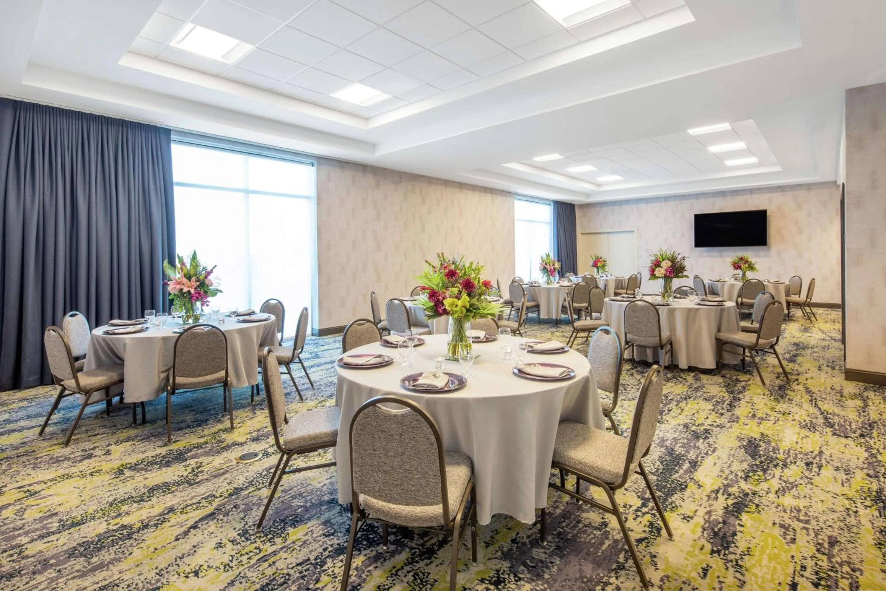 Dining area in Hilton Garden Inn Surprise Phoenix