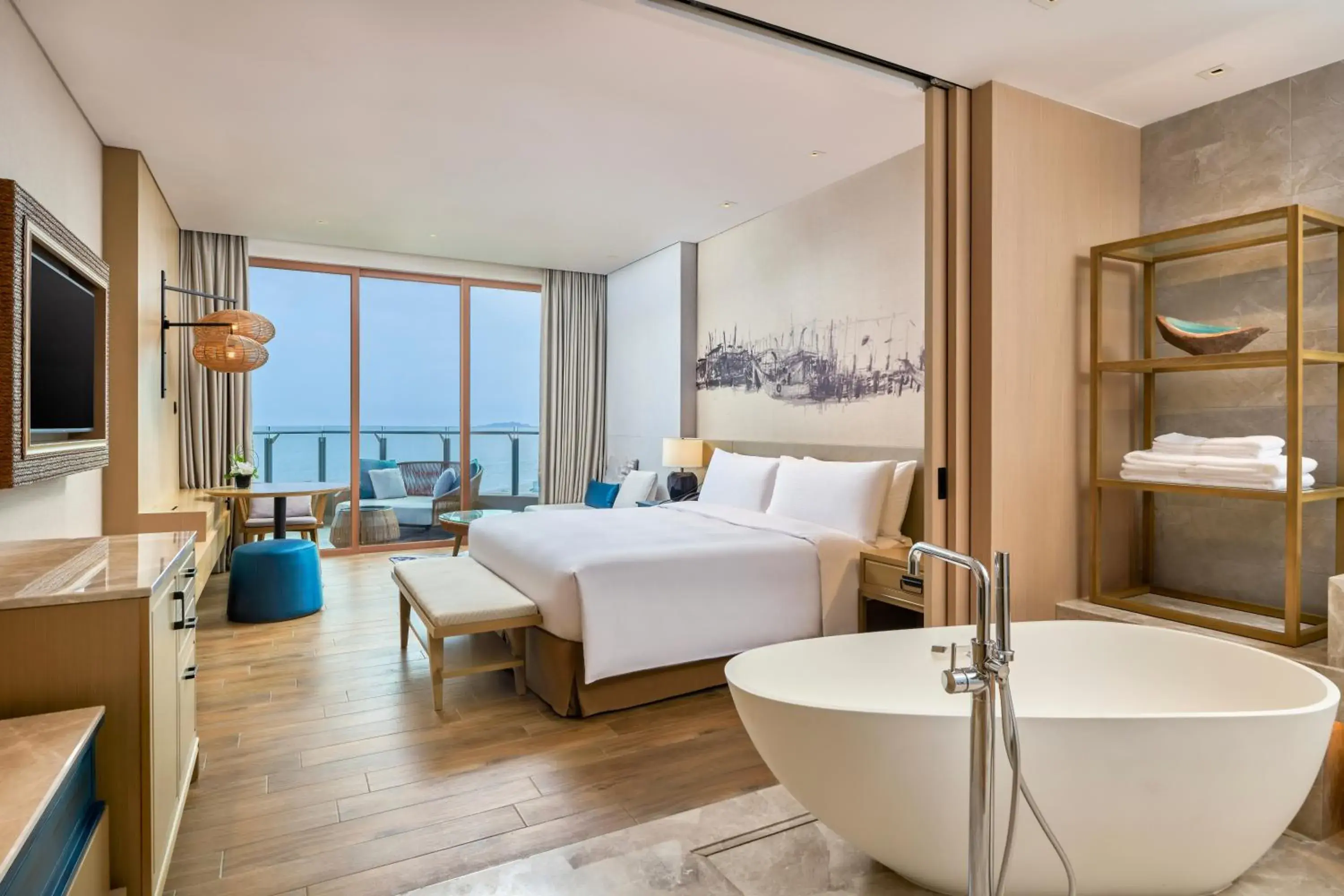 Deluxe King Room with Sea View in DoubleTree by Hilton Shanwei Deluxe King Room with Sea View in DoubleTree by Hilton Shanwei