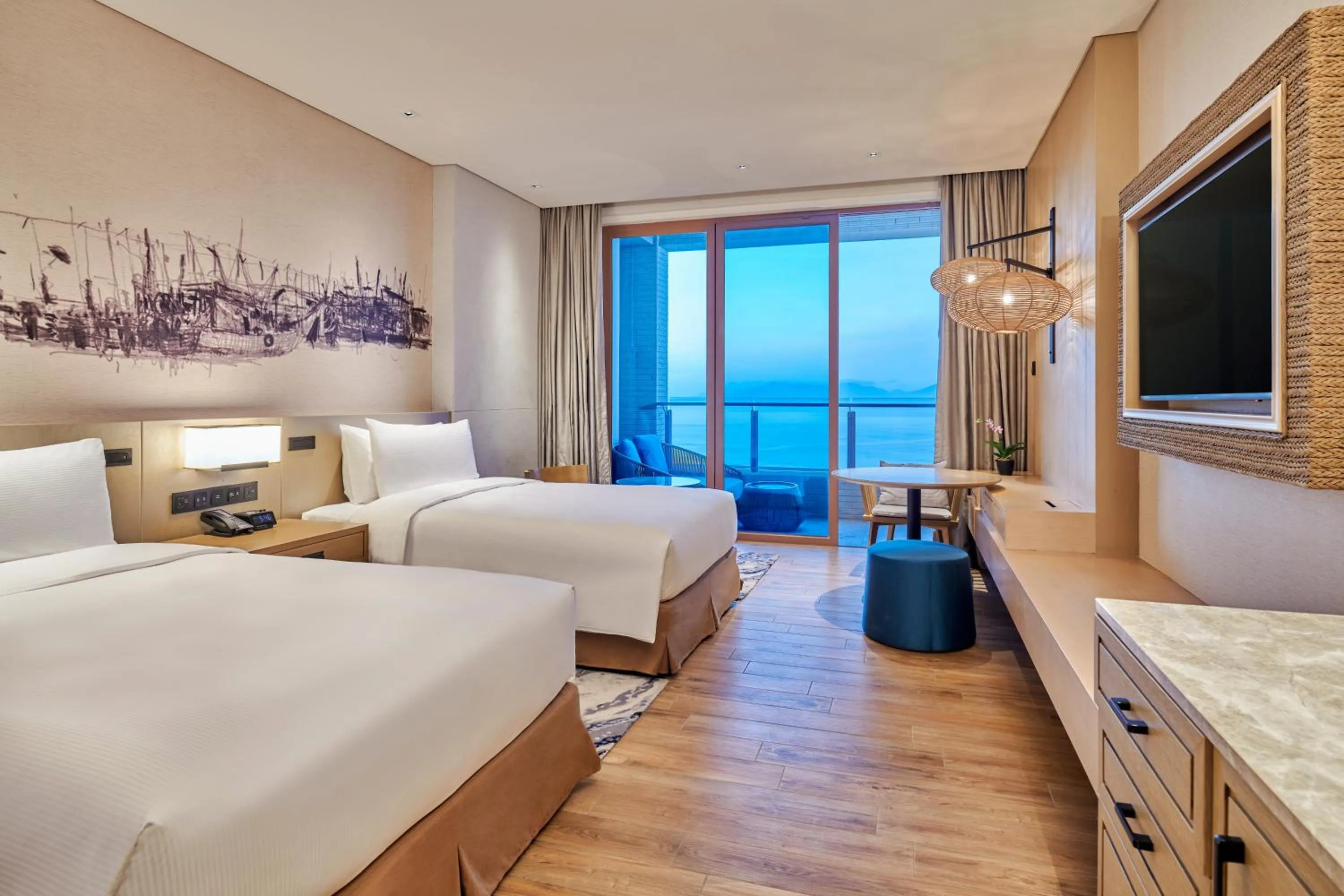 Photo of the whole room, Bed in DoubleTree by Hilton Shanwei