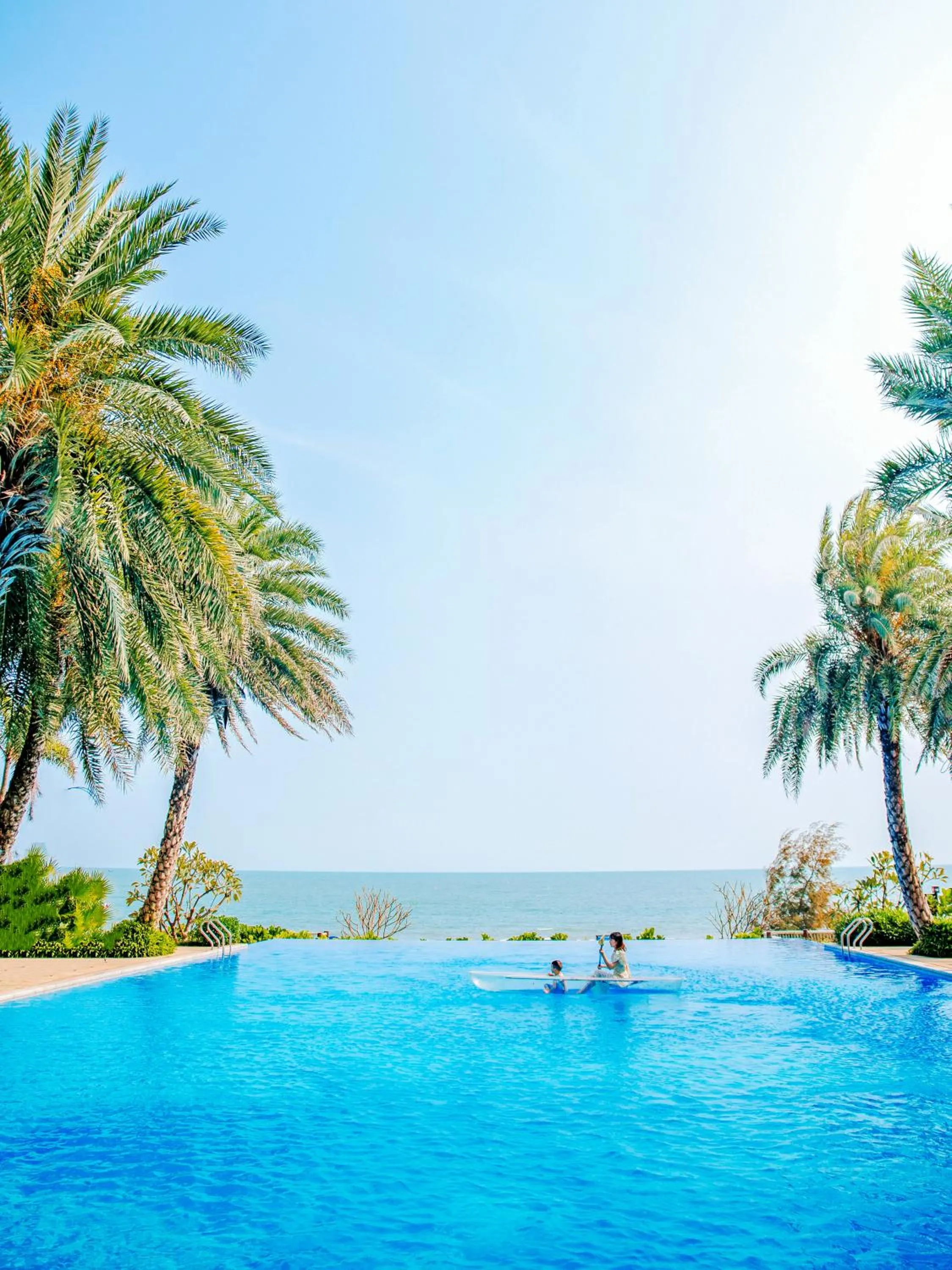 Swimming pool in DoubleTree by Hilton Shanwei