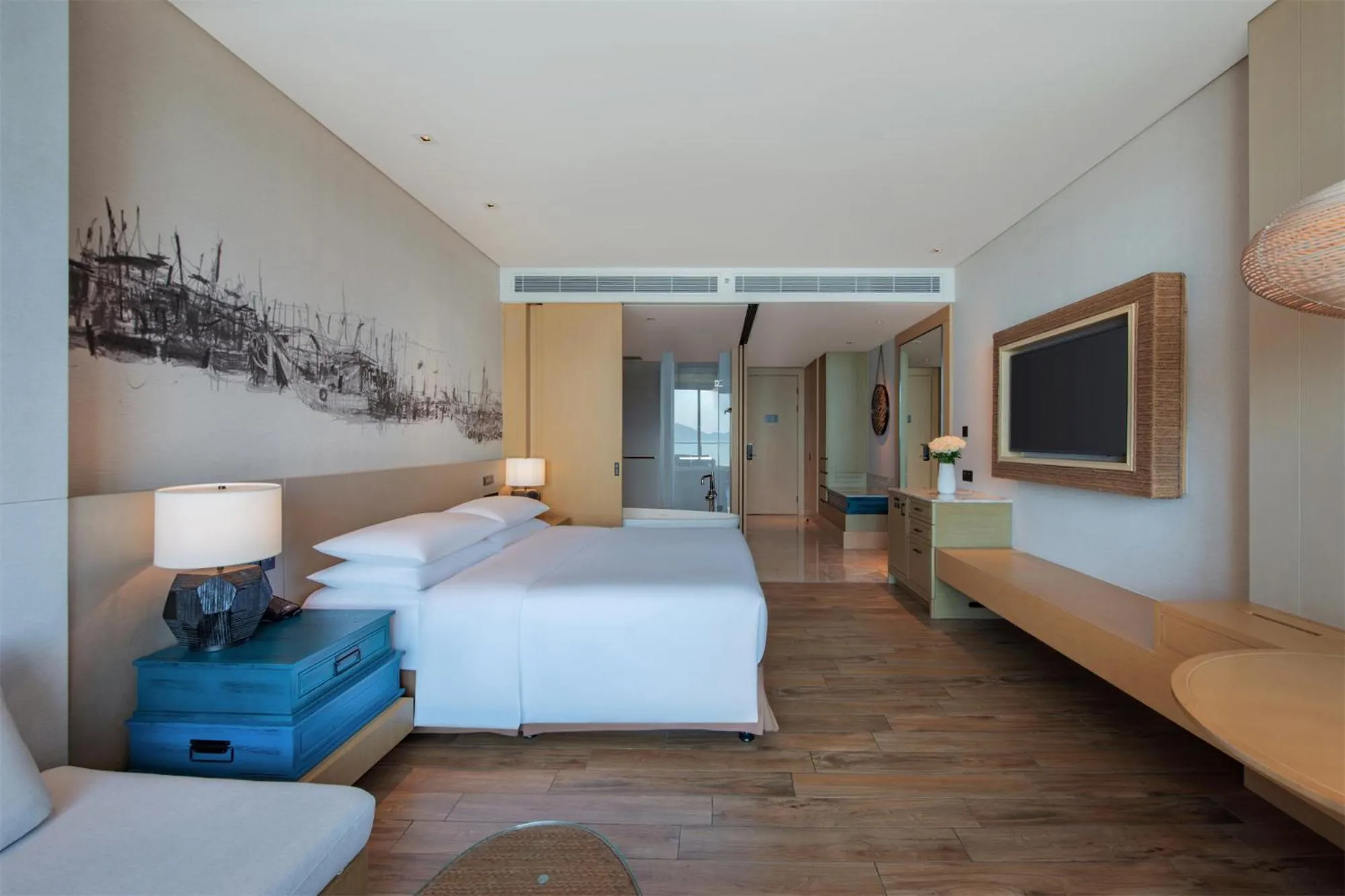 Photo of the whole room, Bed in DoubleTree by Hilton Shanwei