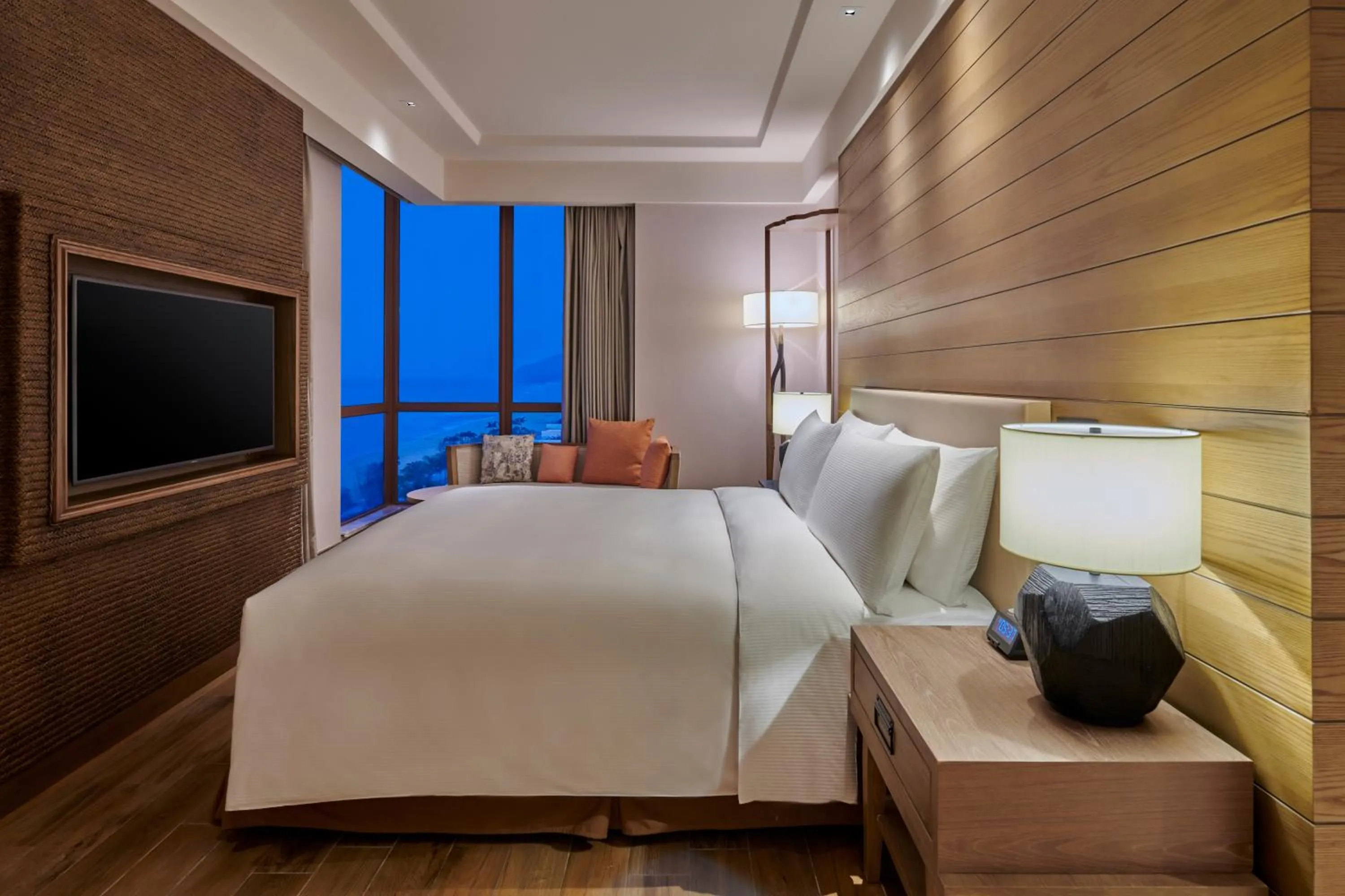 Bedroom, Bed in DoubleTree by Hilton Shanwei