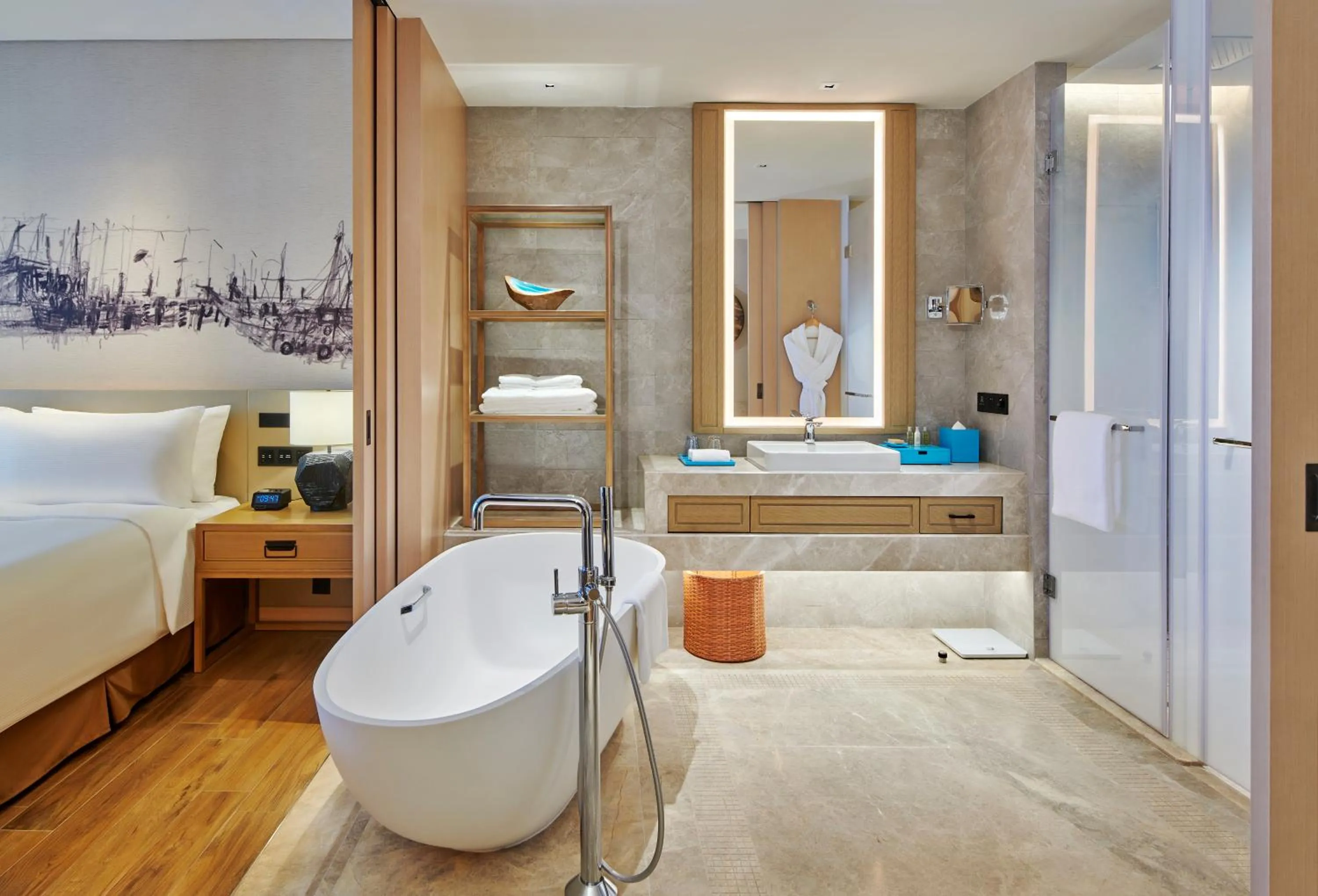 Bathroom, Bed in DoubleTree by Hilton Shanwei