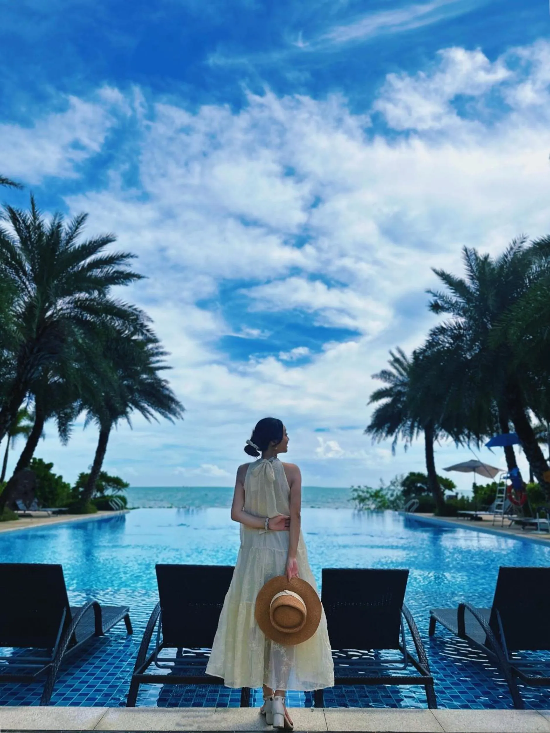 Swimming pool in DoubleTree by Hilton Shanwei