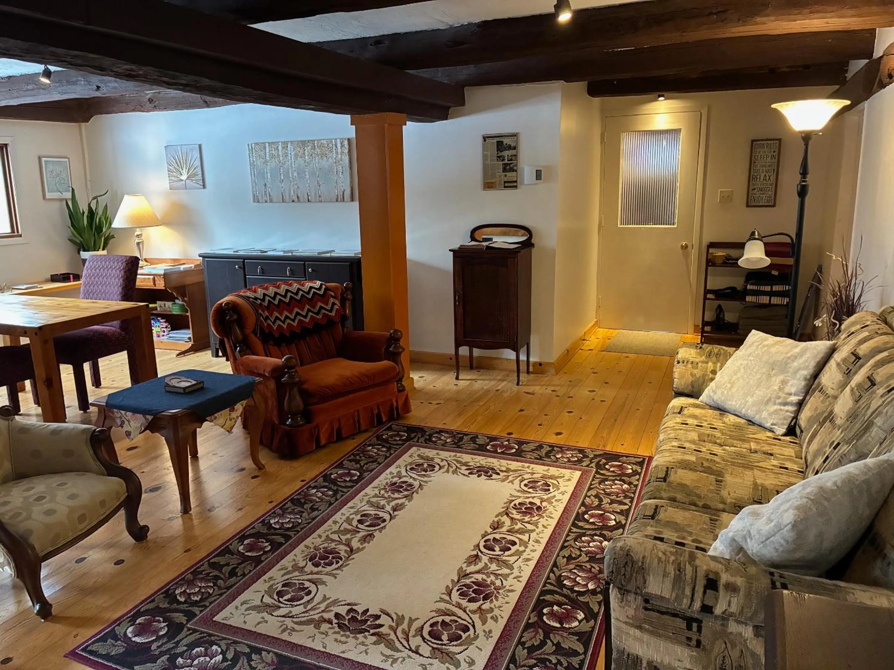 Communal lounge/ TV room in La Grange Country Inn