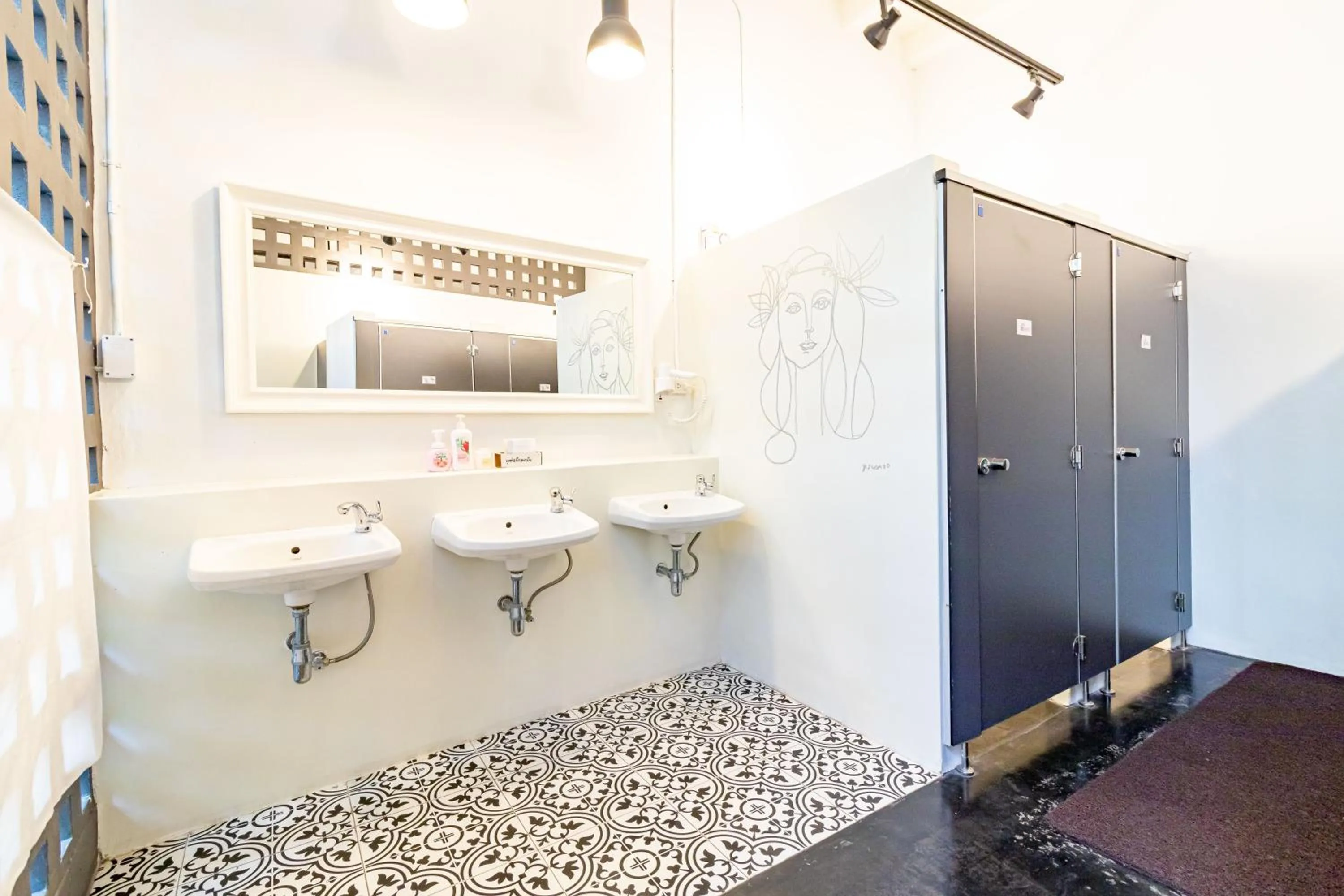 Bathroom in Yu Cafe Hostel