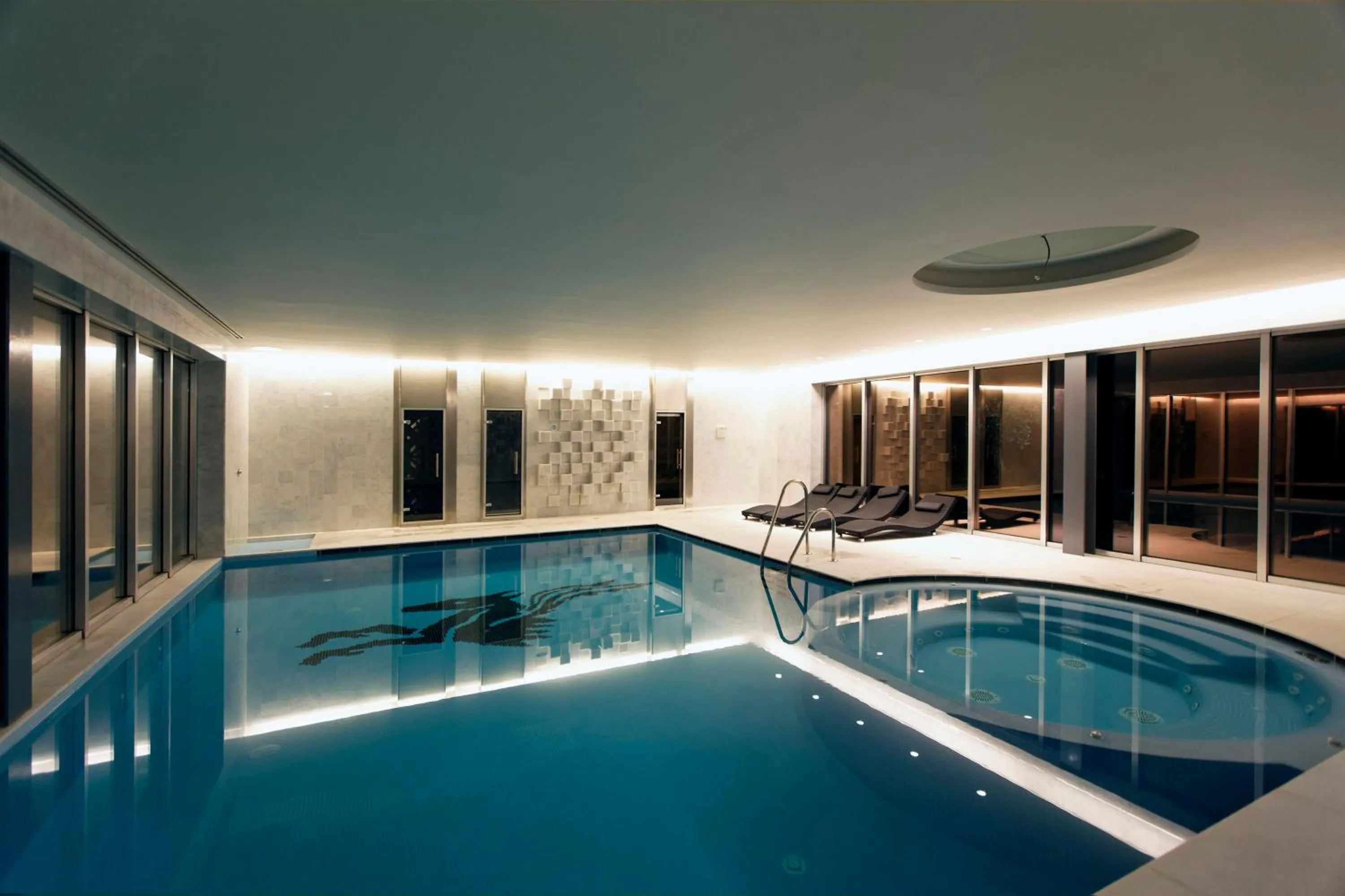 Swimming pool in HD | Duecitânia Design Hotel