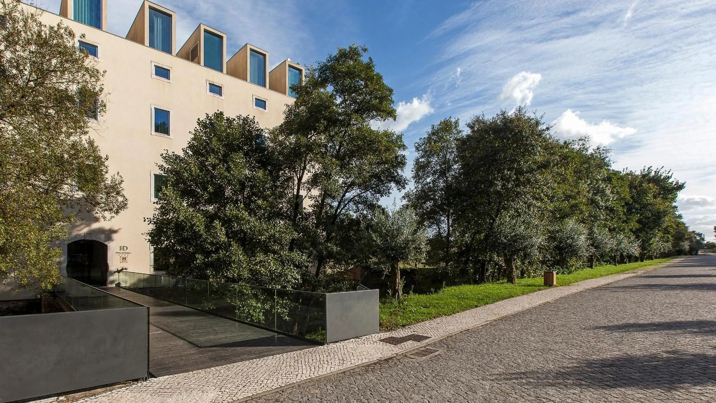 Property building in HD | Duecitânia Design Hotel