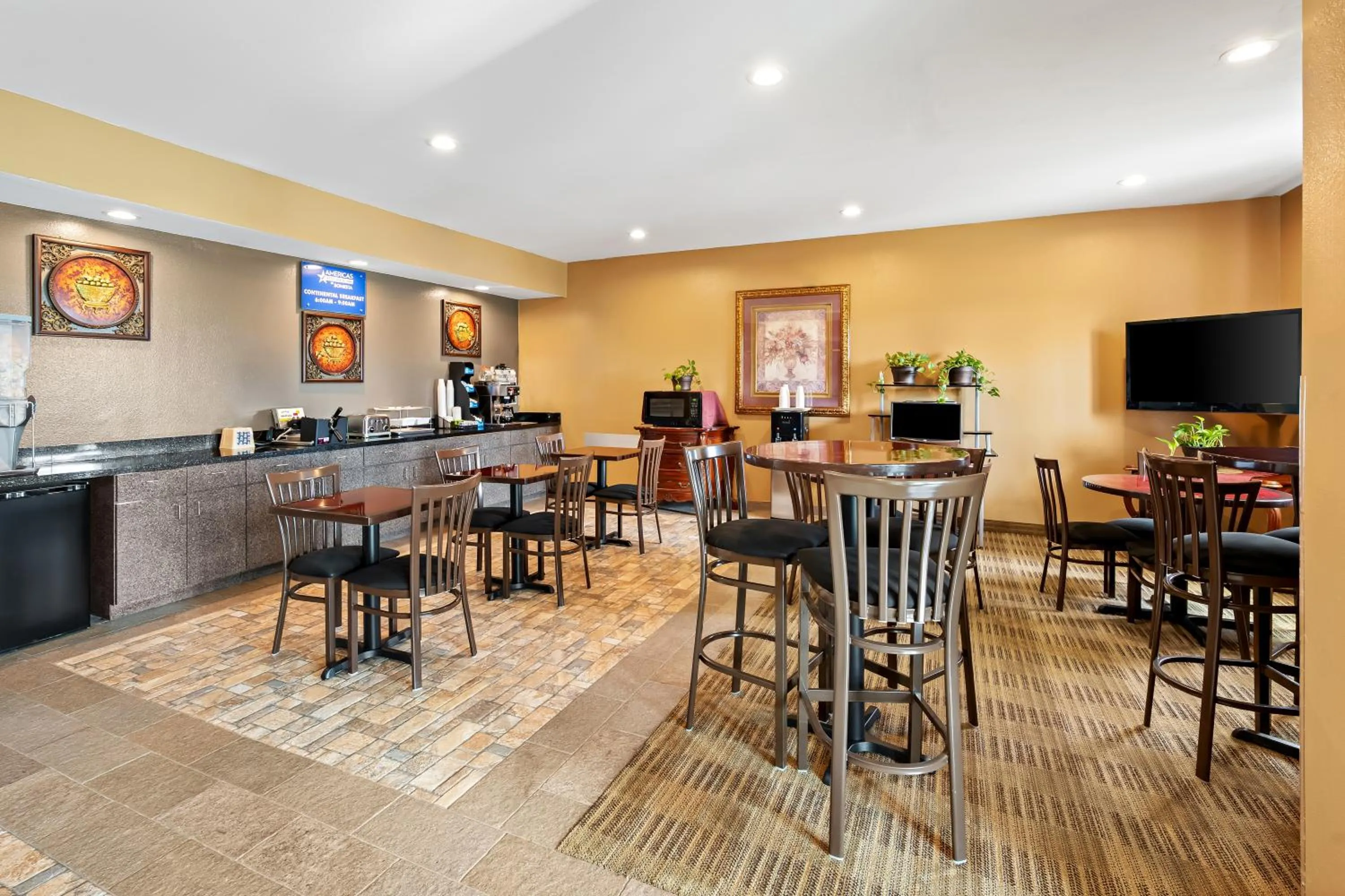 Dining area in Americas Best Value Inn Somerville Texas