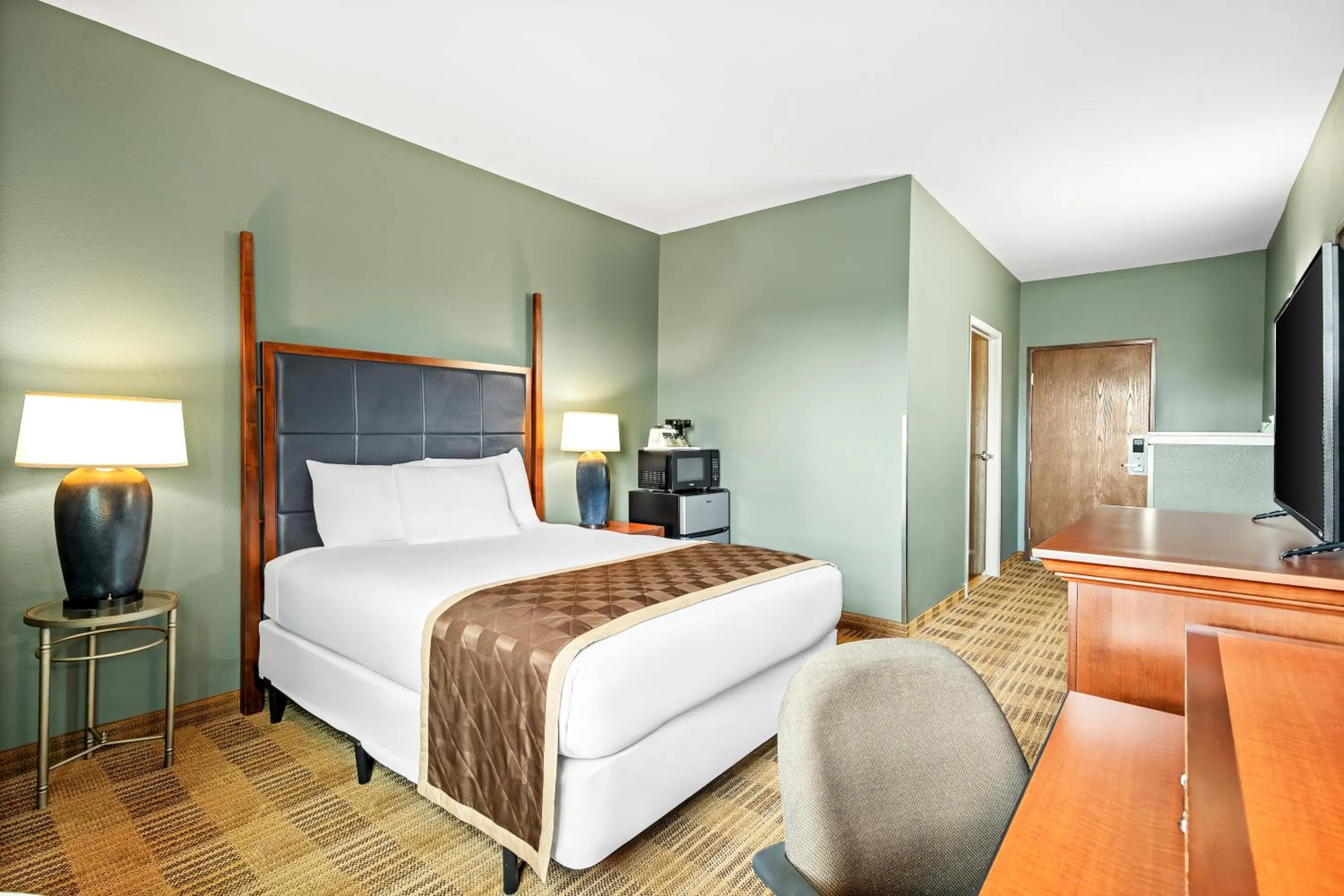 Bed in Americas Best Value Inn Somerville Texas