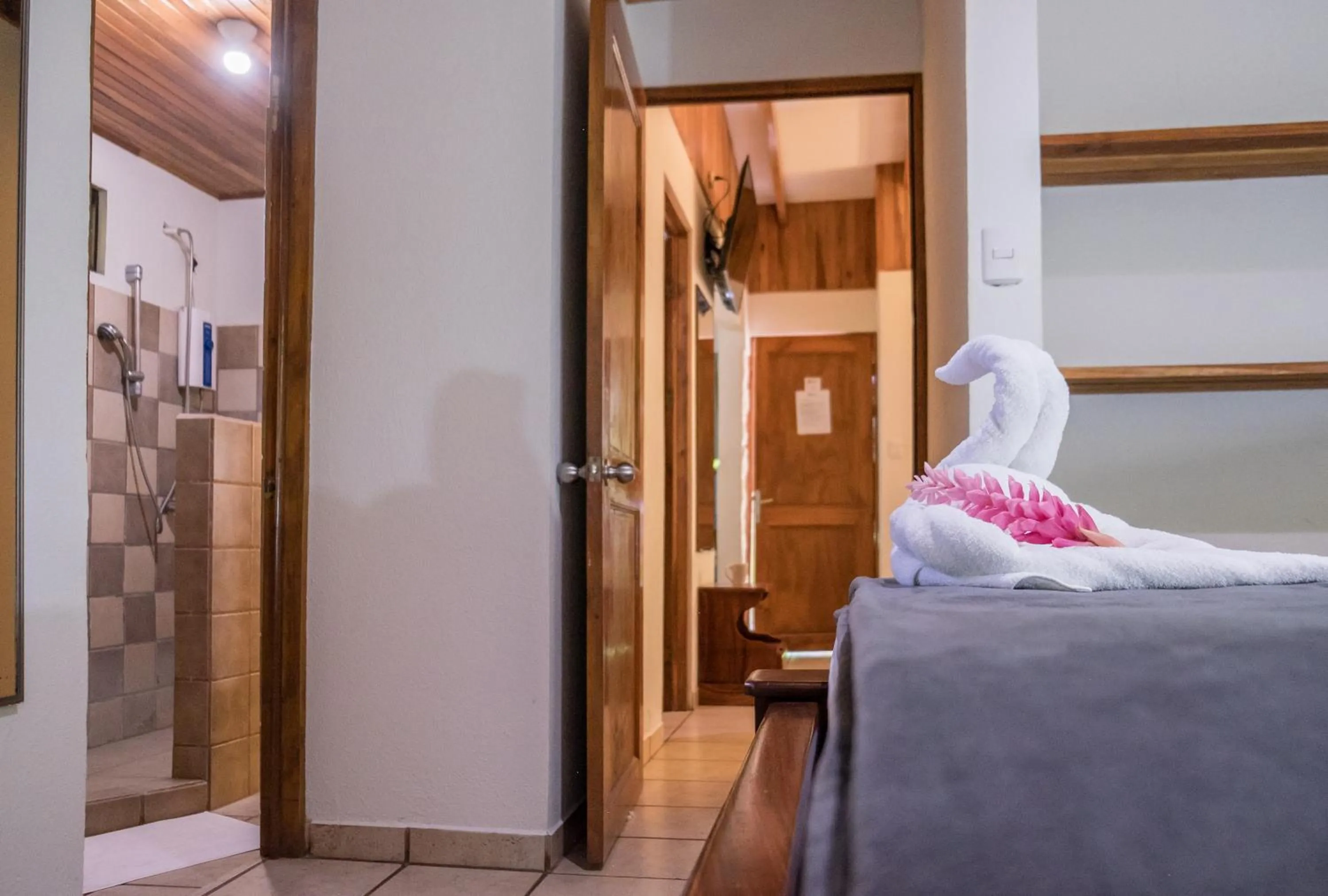 Bathroom, Bed in Zula Inn Aparthotel