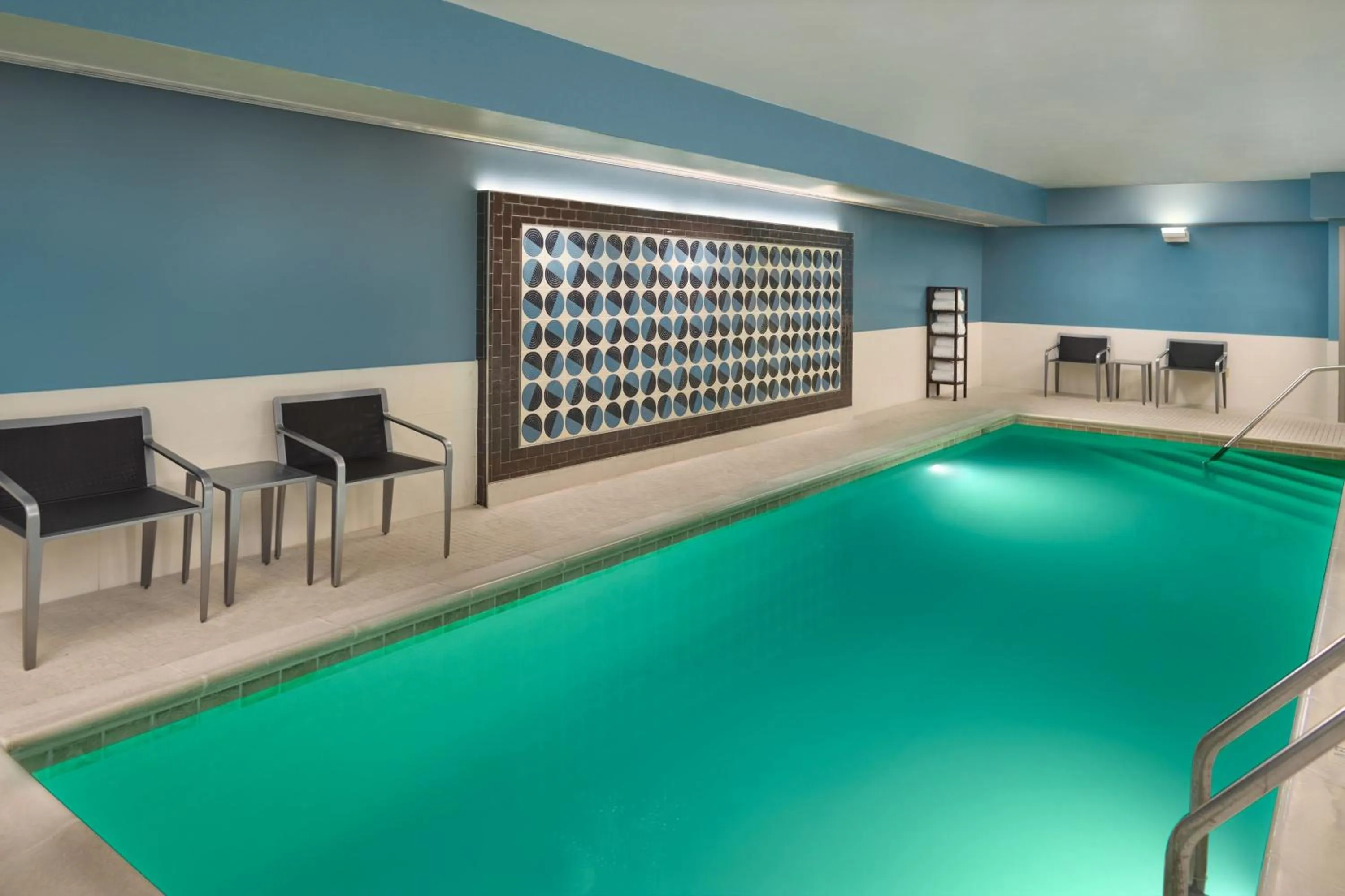 Swimming pool in Courtyard by Marriott Washington, D.C./Foggy Bottom