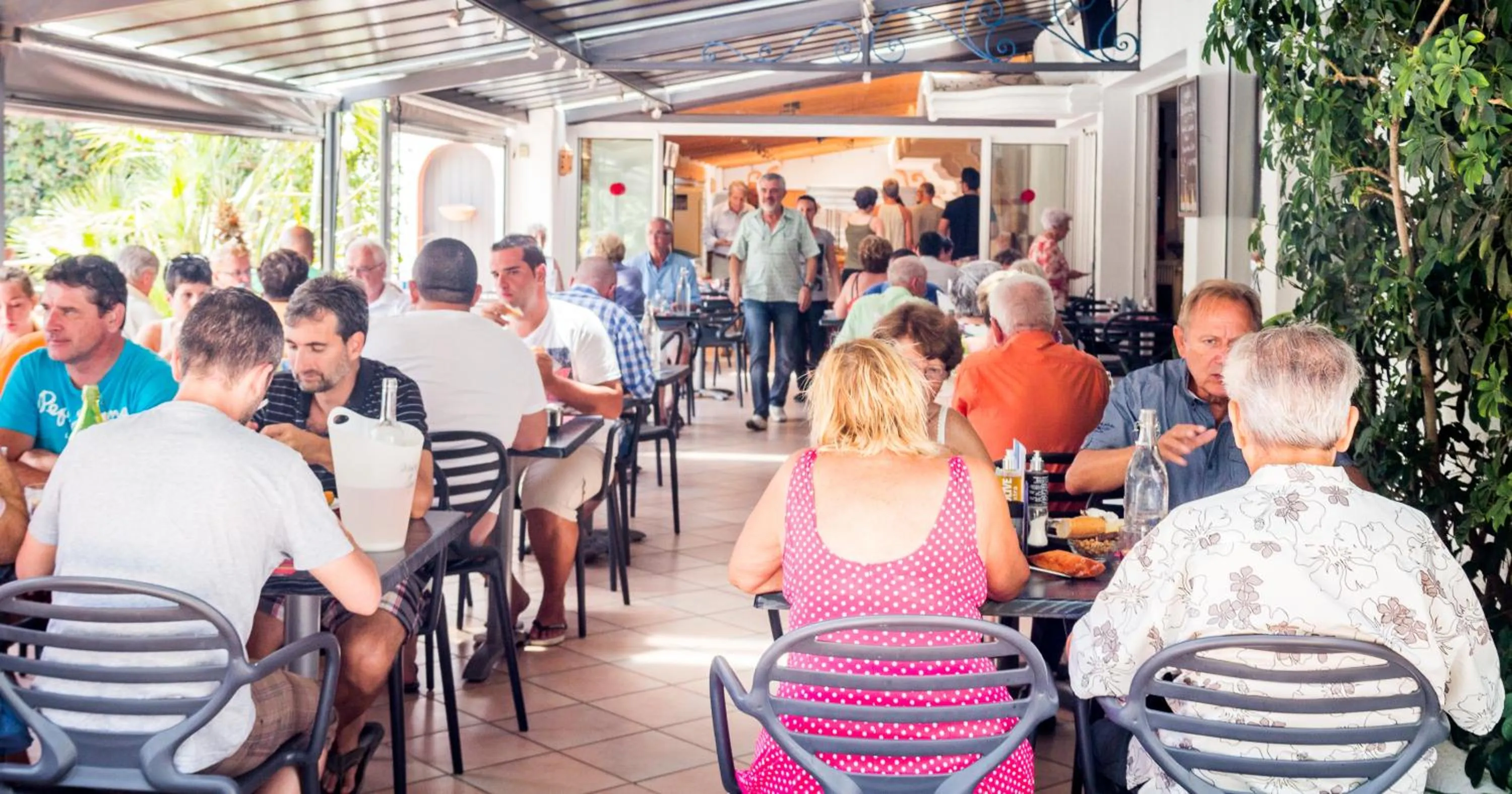 Restaurant/places to eat in Hotel Aquarius