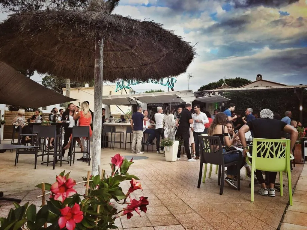 Restaurant/places to eat in Hotel Aquarius