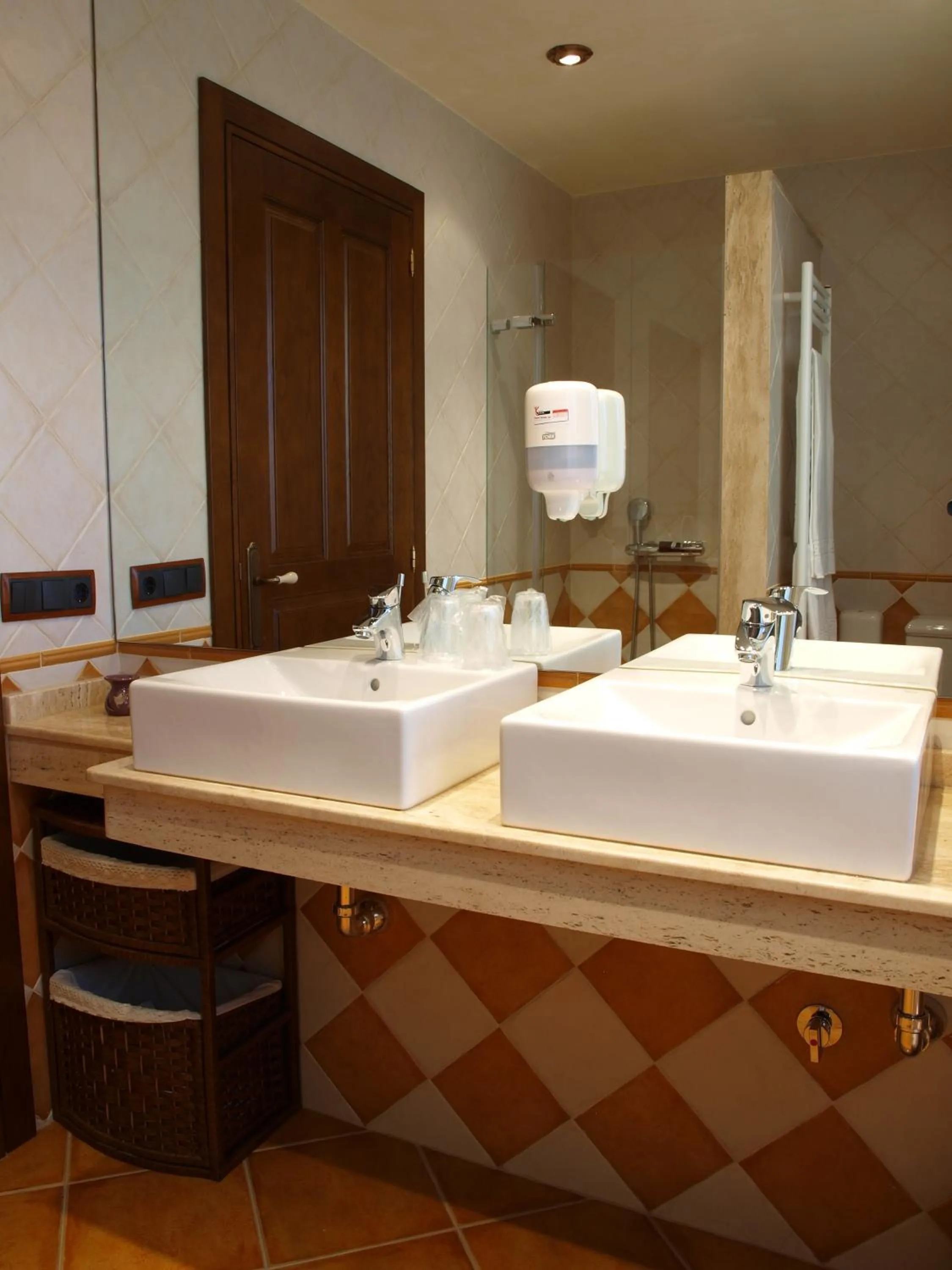 Shower in Hotel Apartamento Marouco