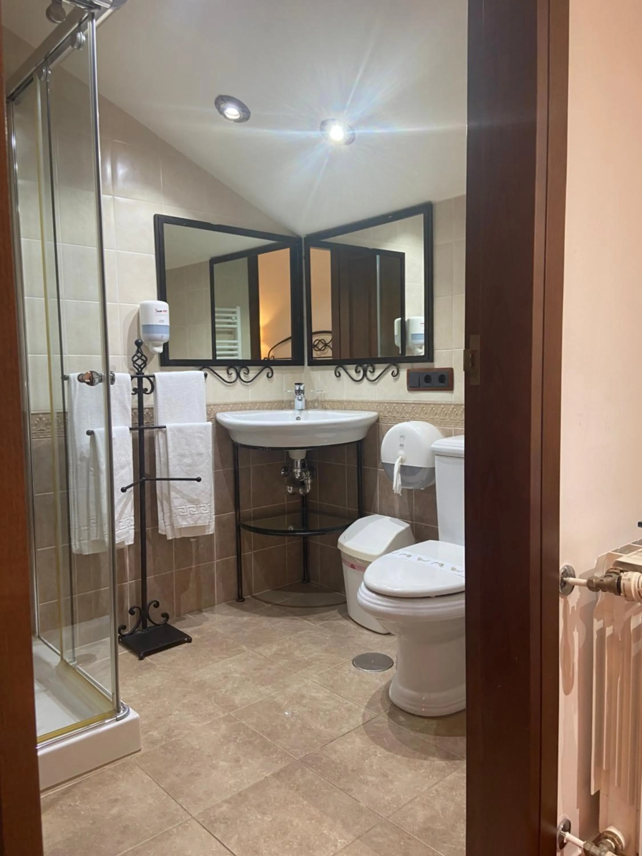 Shower in Hotel Apartamento Marouco