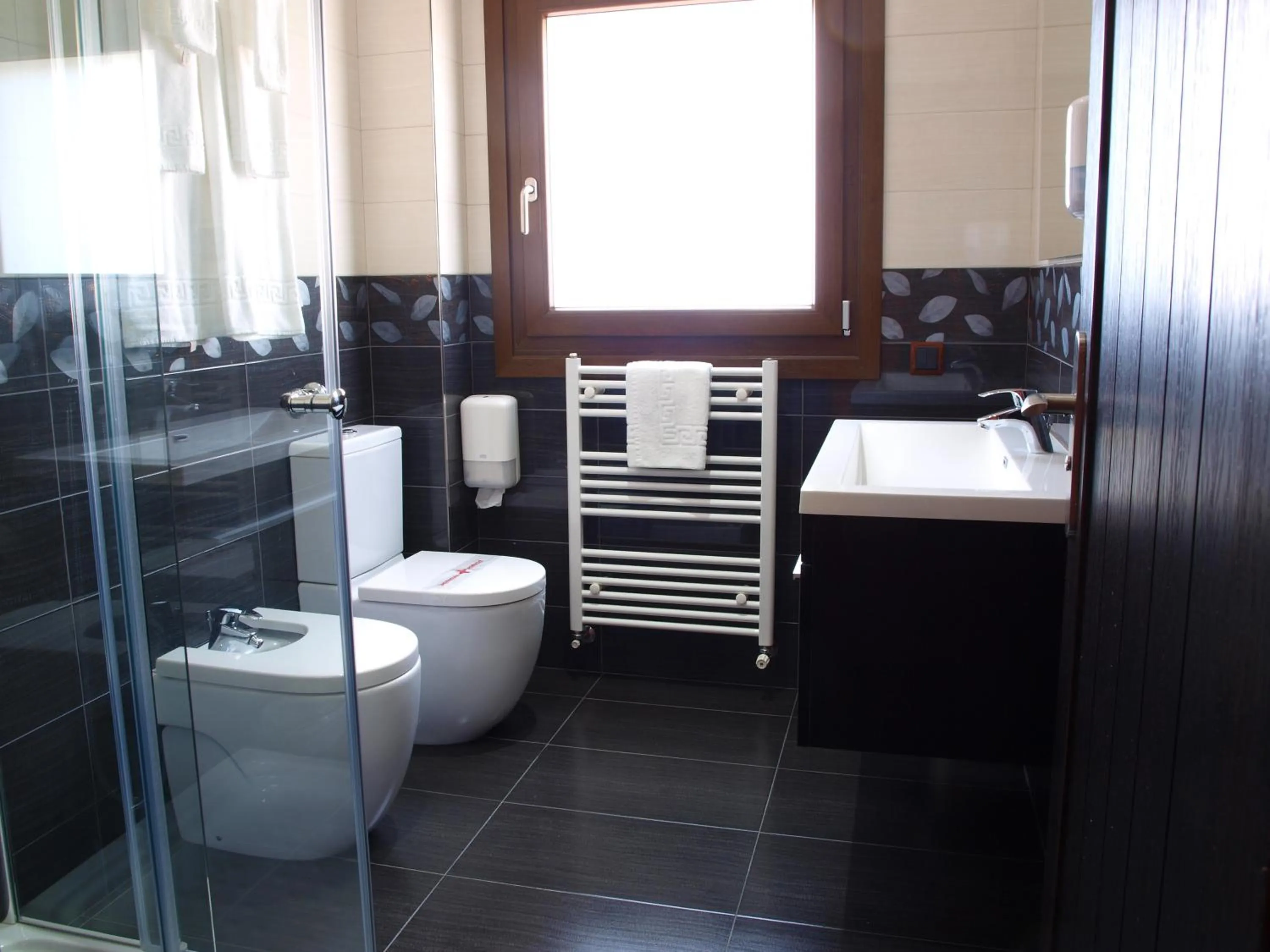 Shower in Hotel Apartamento Marouco