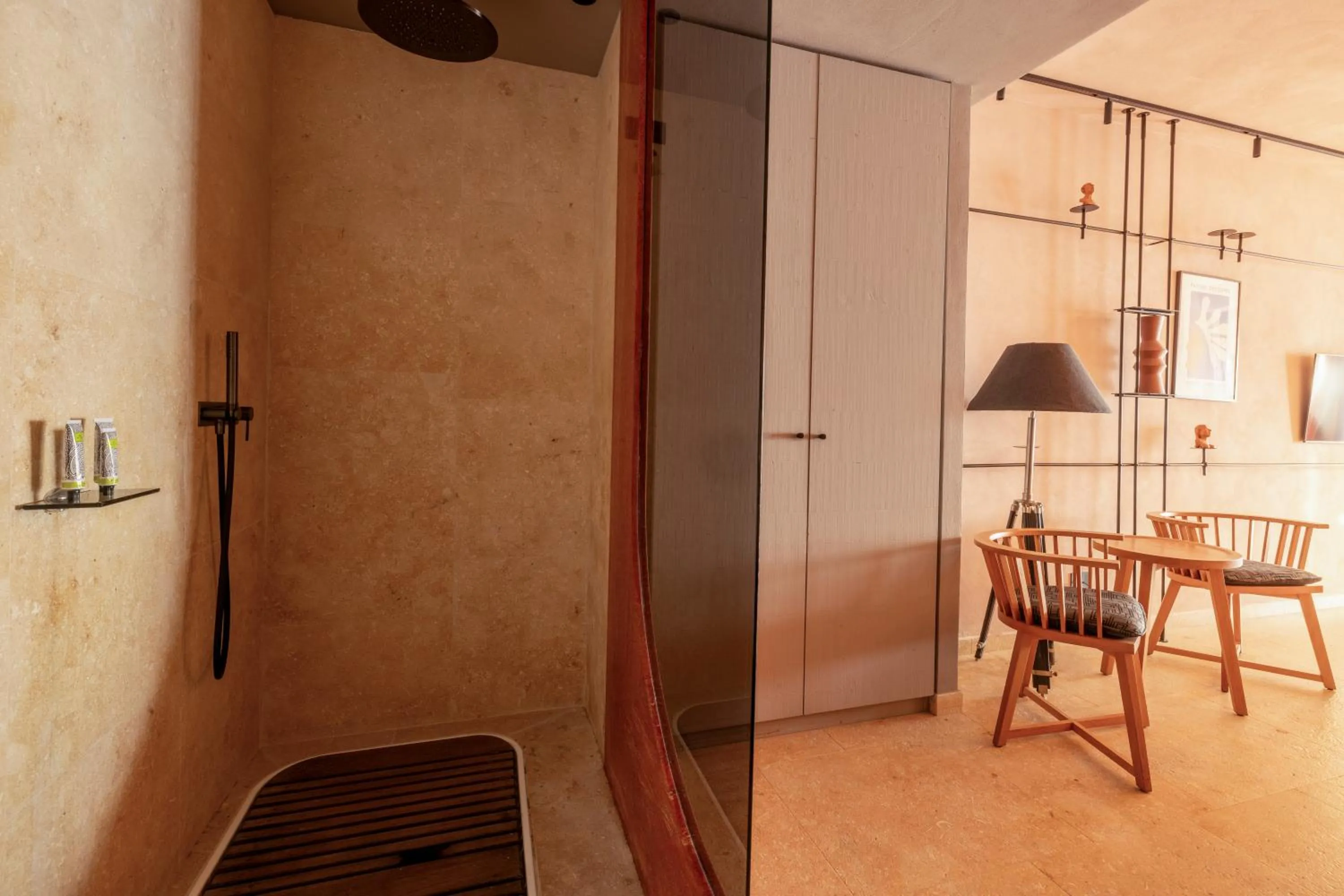 Shower in Laqua by the Sea