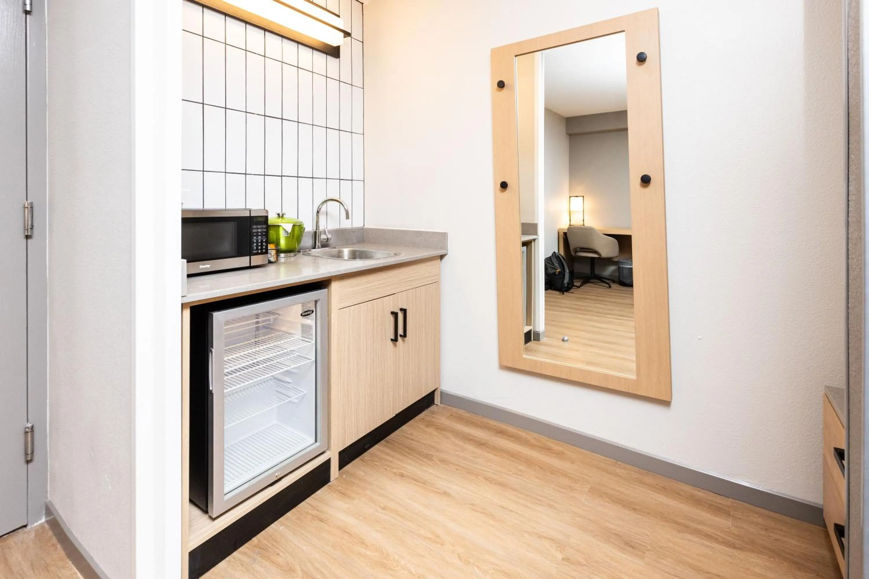 microwave in Hyatt Place Roanoke Airport / Valley View Mall