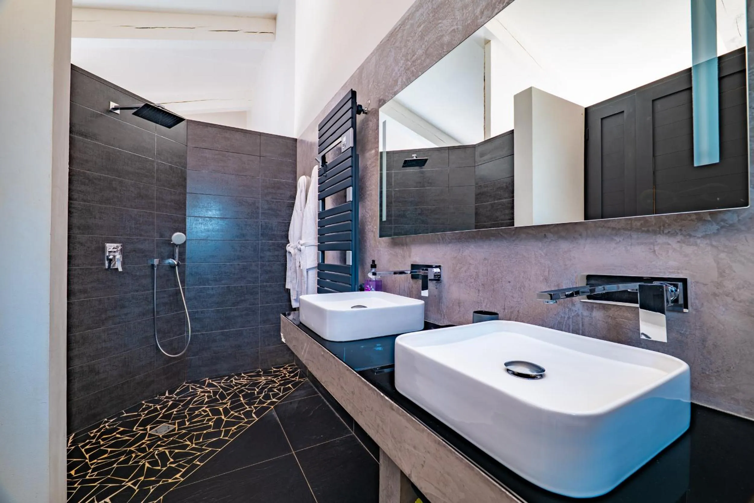 Shower in Le Mas Del Cavalier