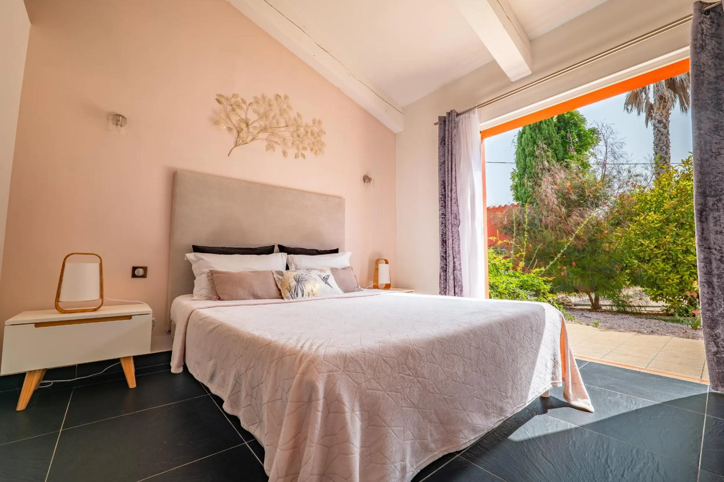 Photo of the whole room, Bed in Le Mas Del Cavalier