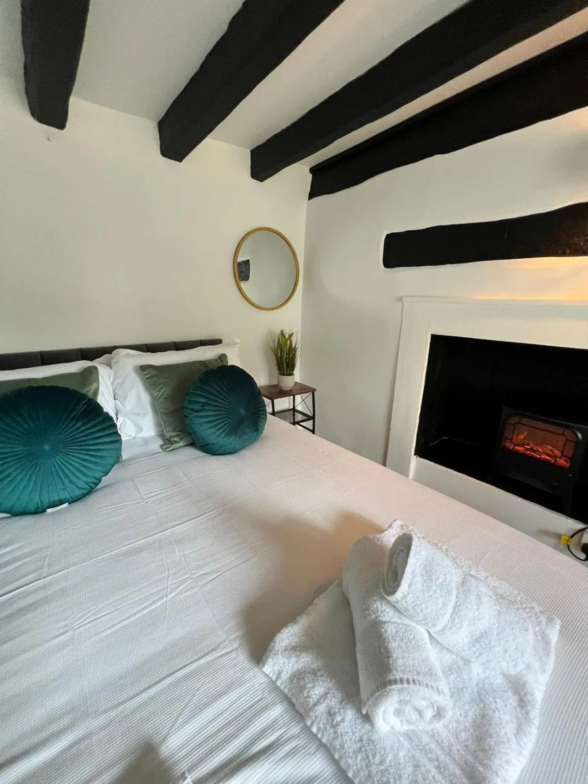 Bedroom, Bed in The Squirrel Inn