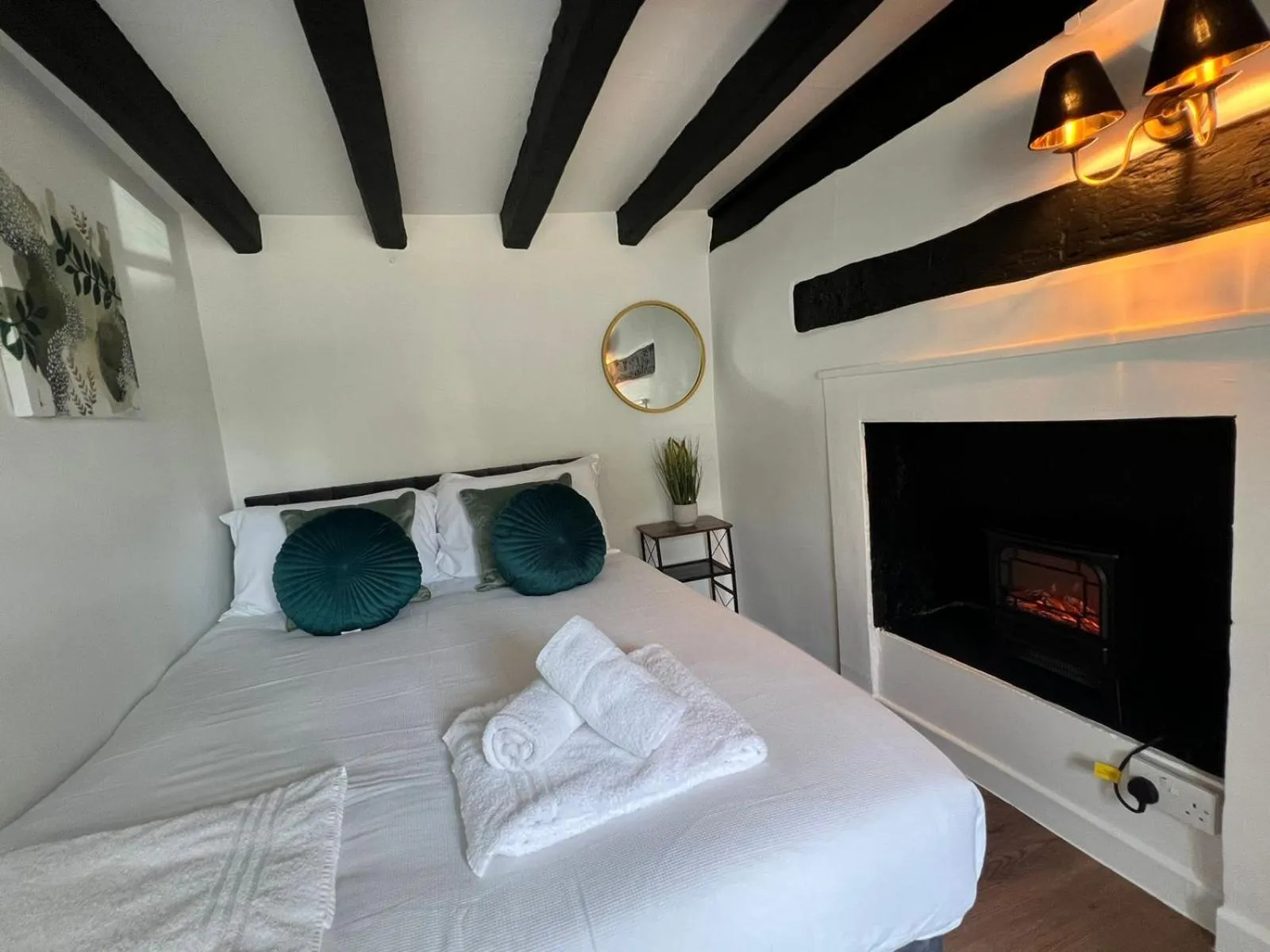 Bedroom, Bed in The Squirrel Inn