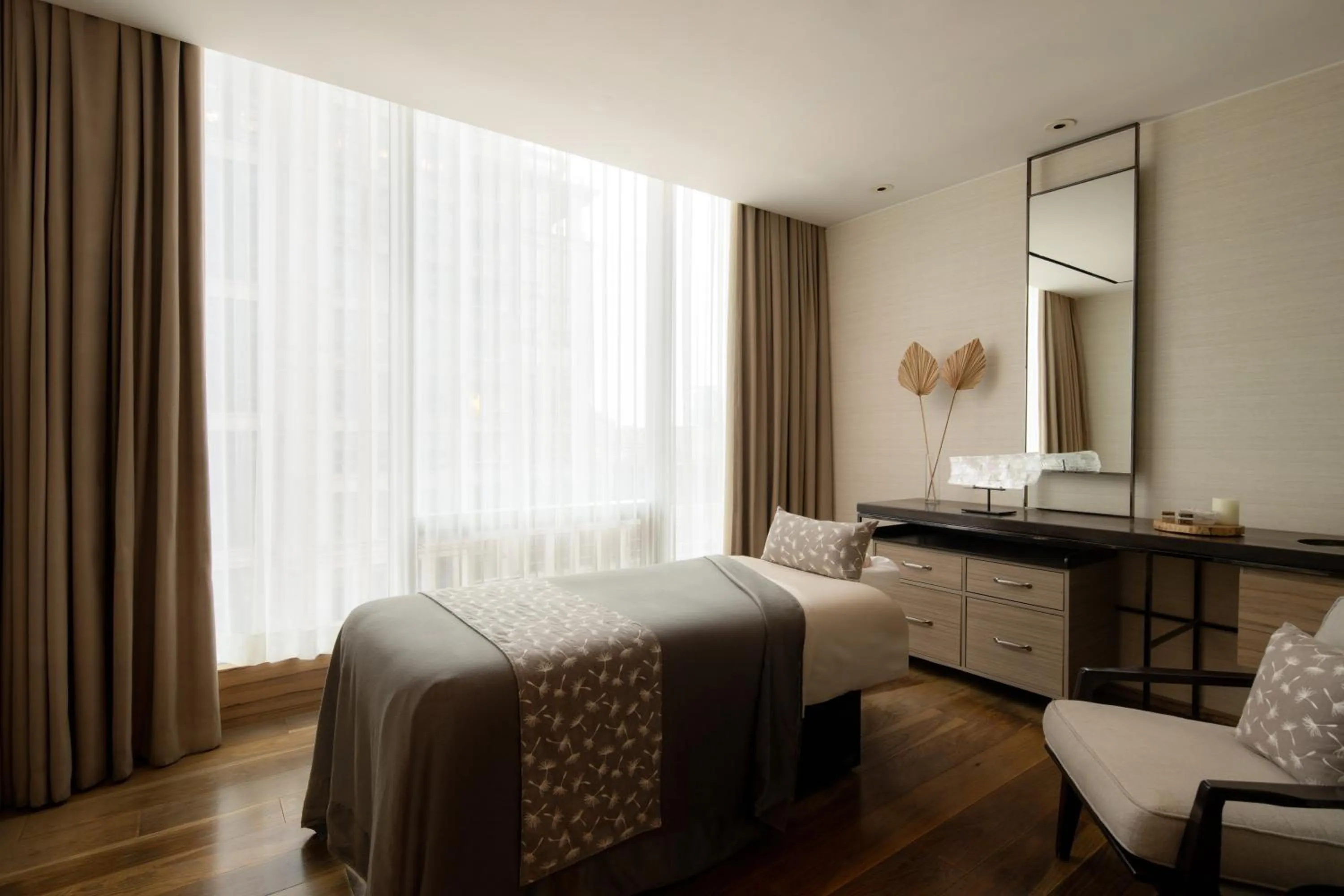 Spa and wellness centre/facilities, Bed in Four Seasons Hotel Toronto