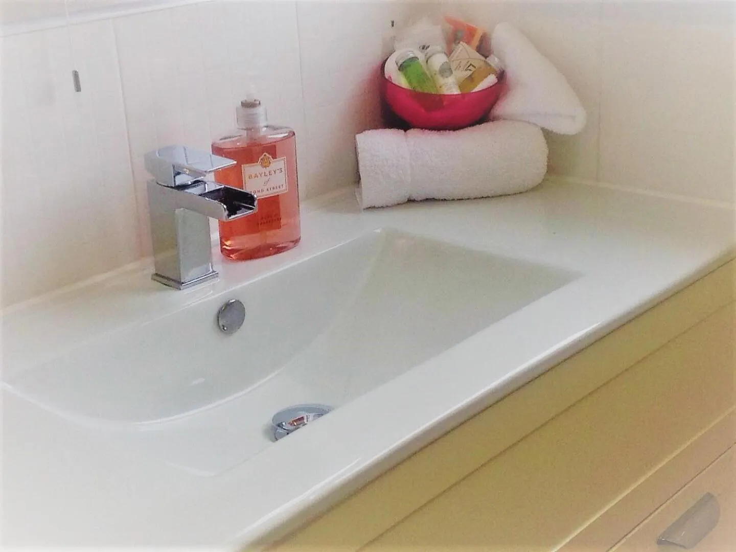 Shower in Dunroamin Bed and Breakfast