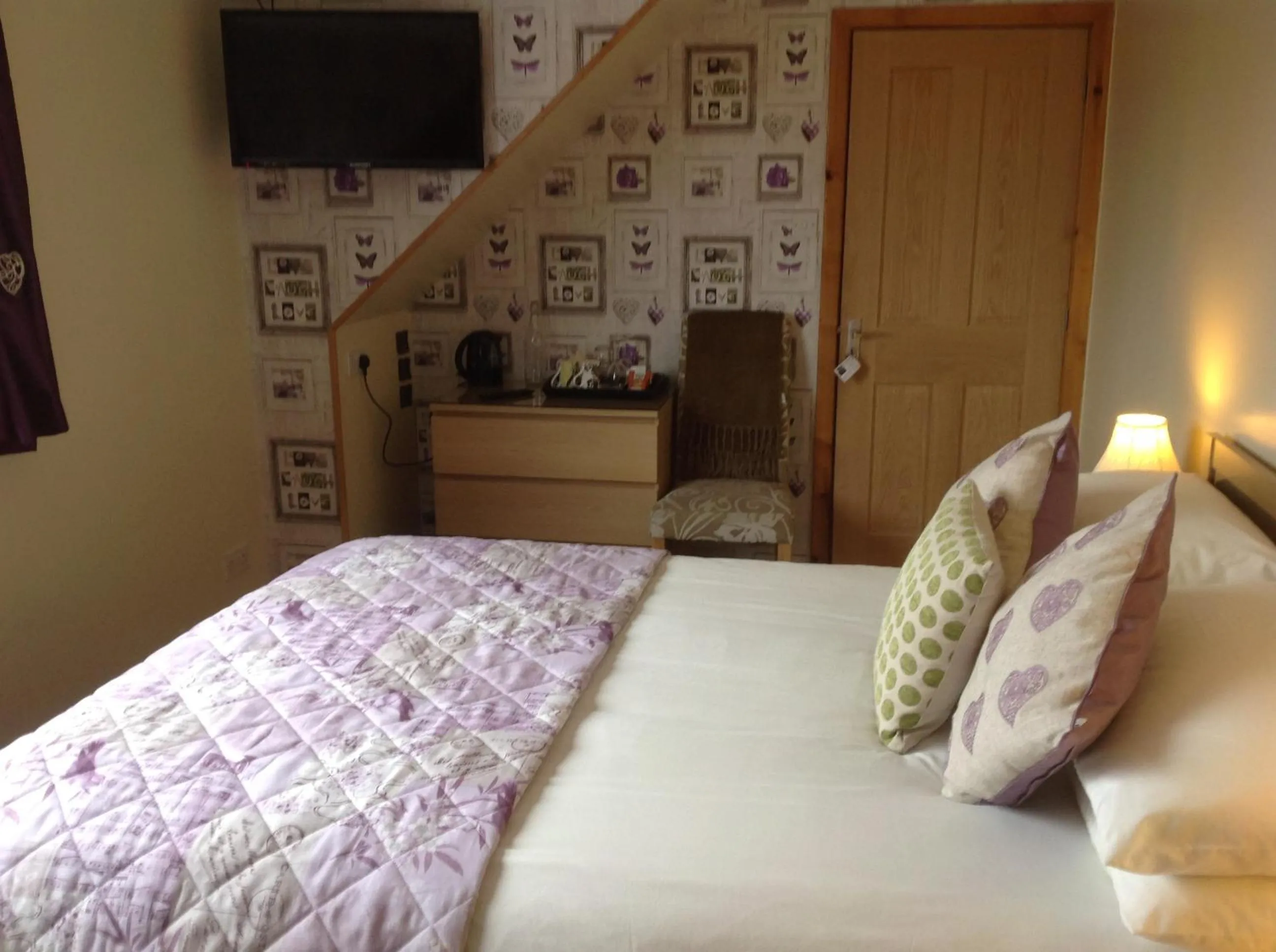 TV and multimedia, Bed in Dunroamin Bed and Breakfast