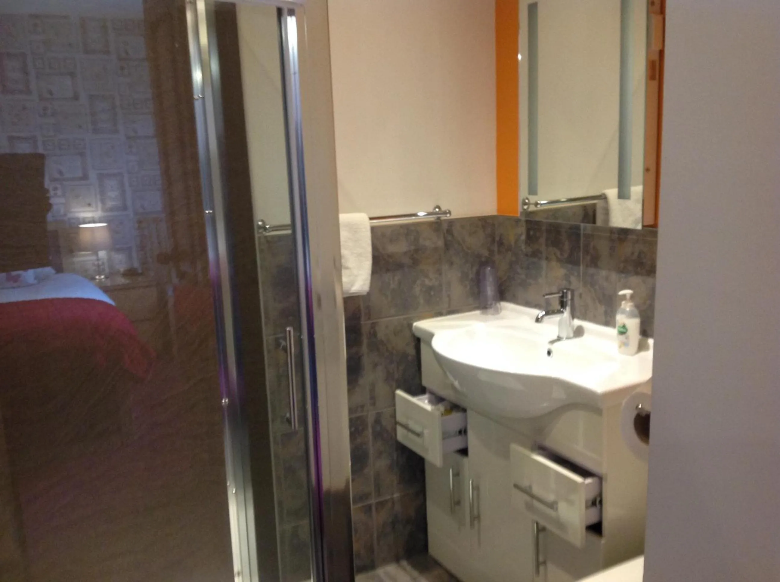 Bathroom in Dunroamin Bed and Breakfast