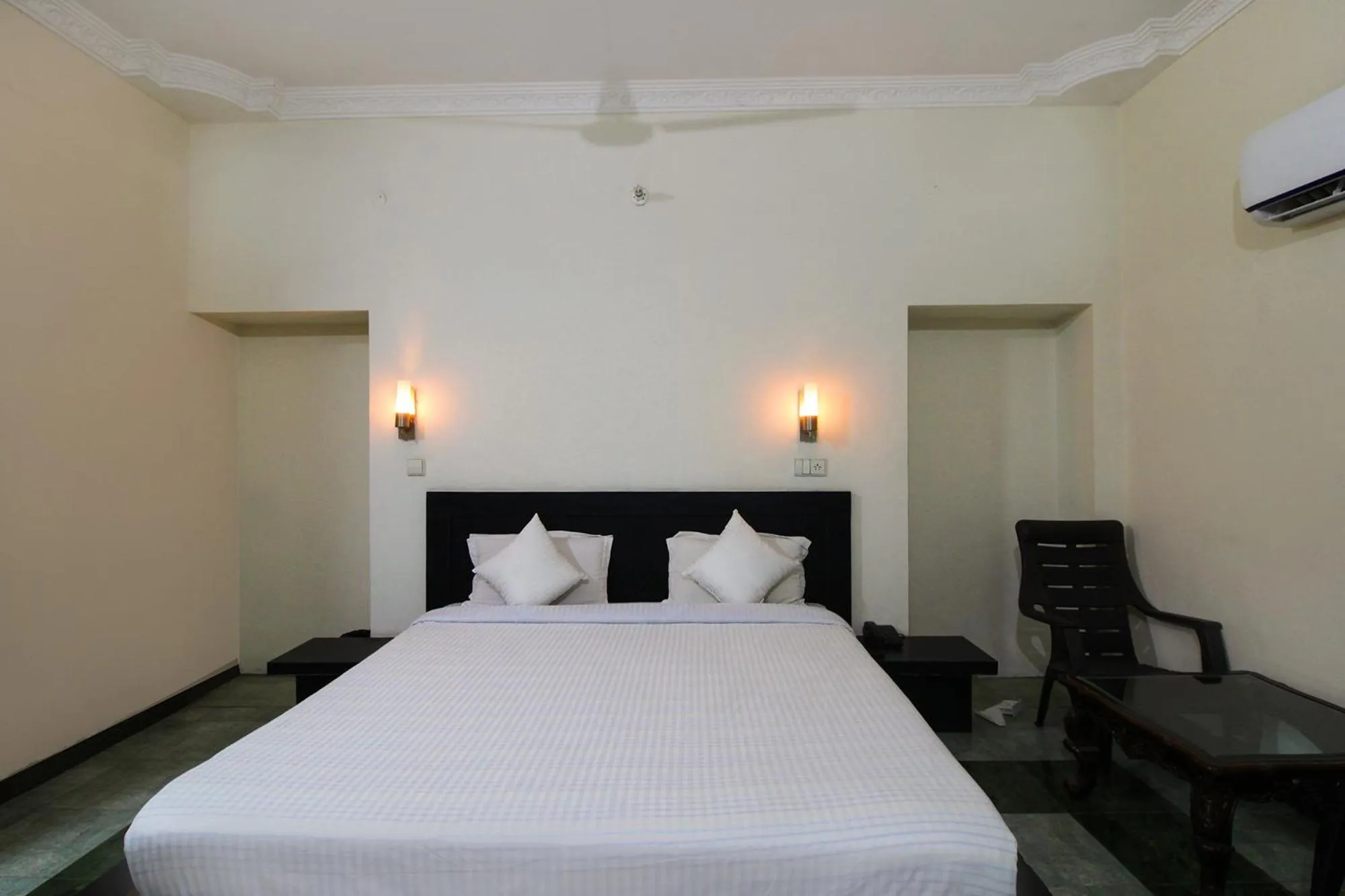 Bed in Hotel Pinjore Holiday Home