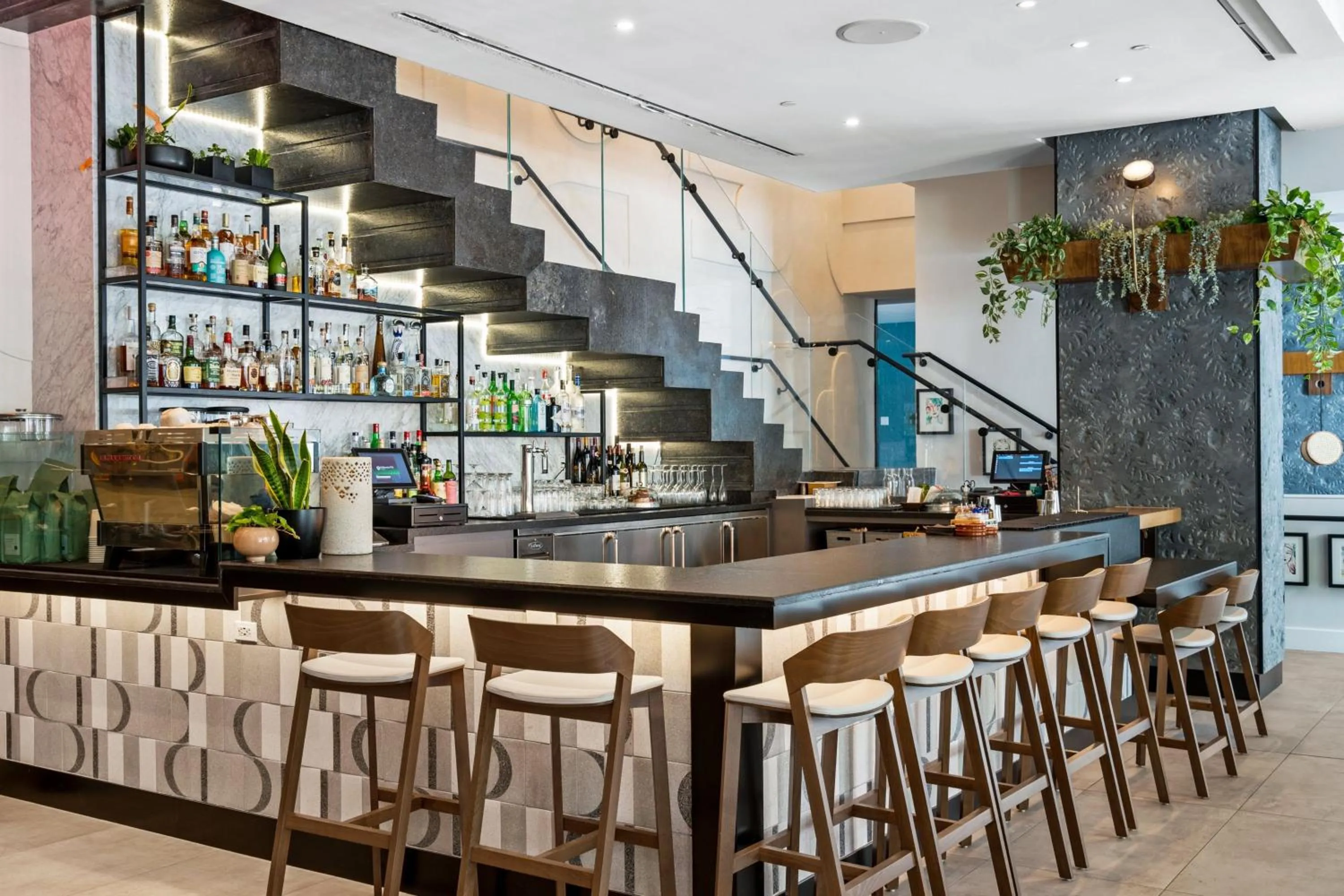 Lounge or bar in Alma San Diego Downtown, a Tribute Portfolio Hotel