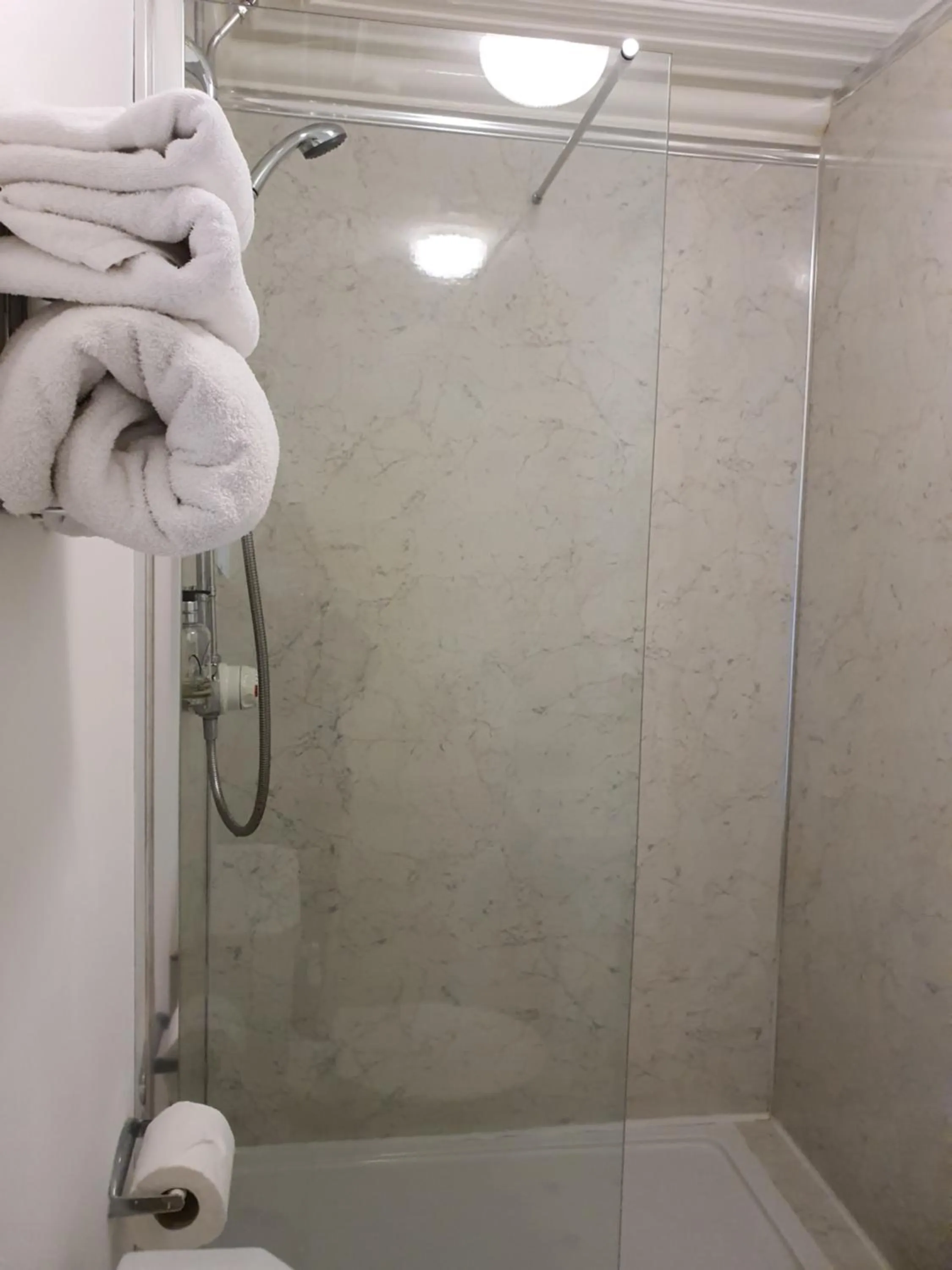 Shower in The Carre Arms Hotel & Restaurant