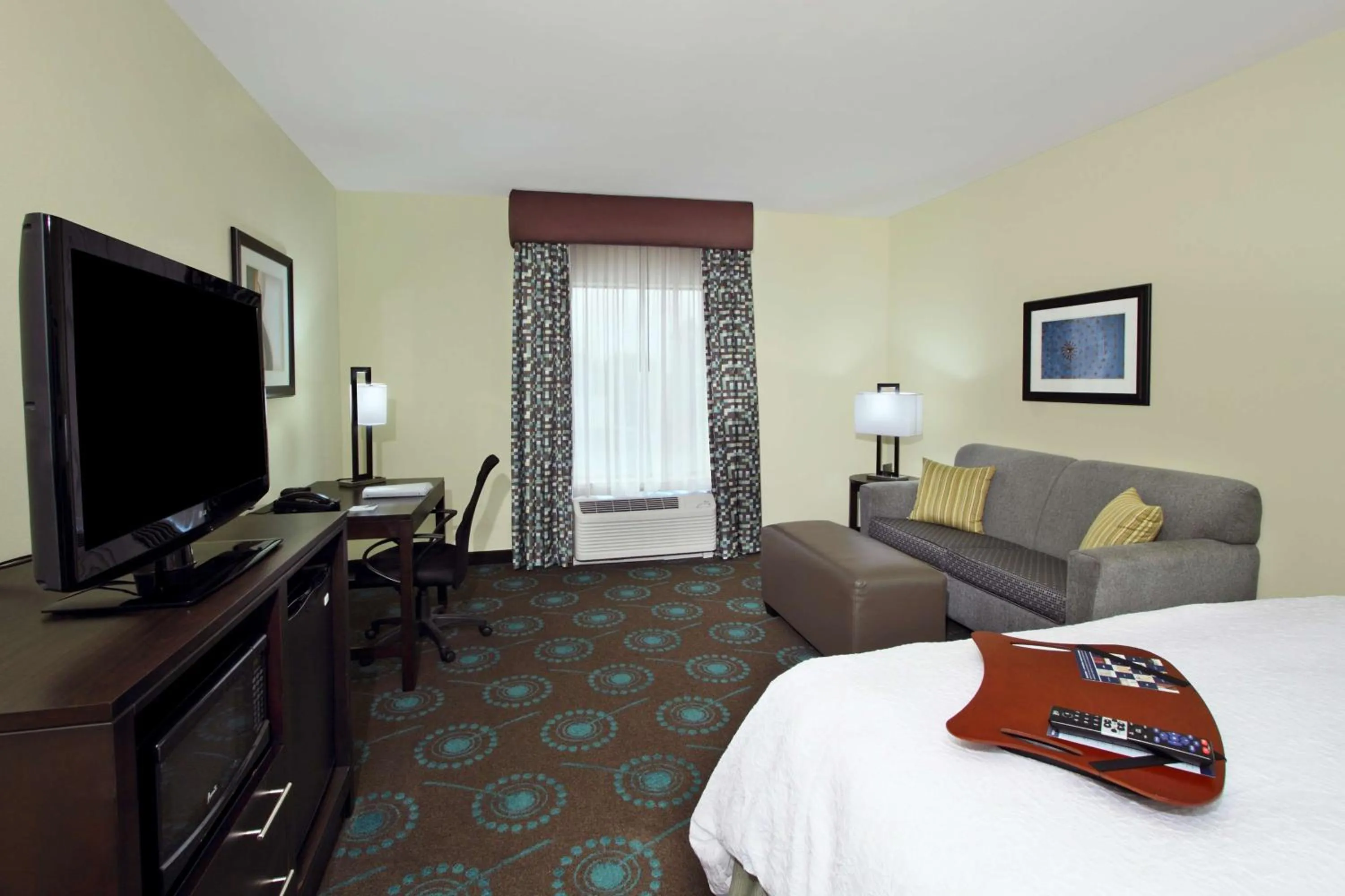 Bed in Hampton Inn Beeville