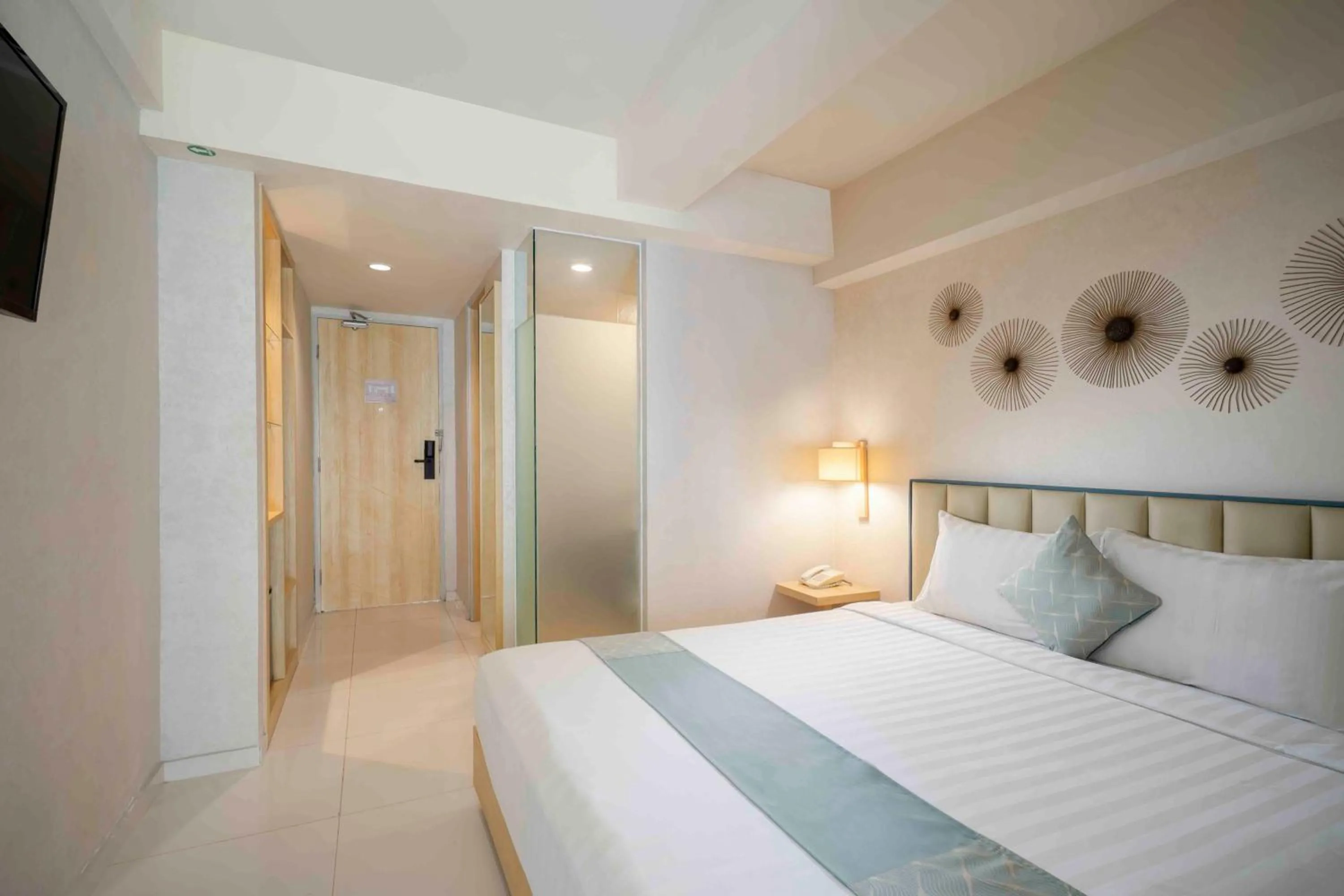 Bedroom, Bed in Solaris Hotel Kuta