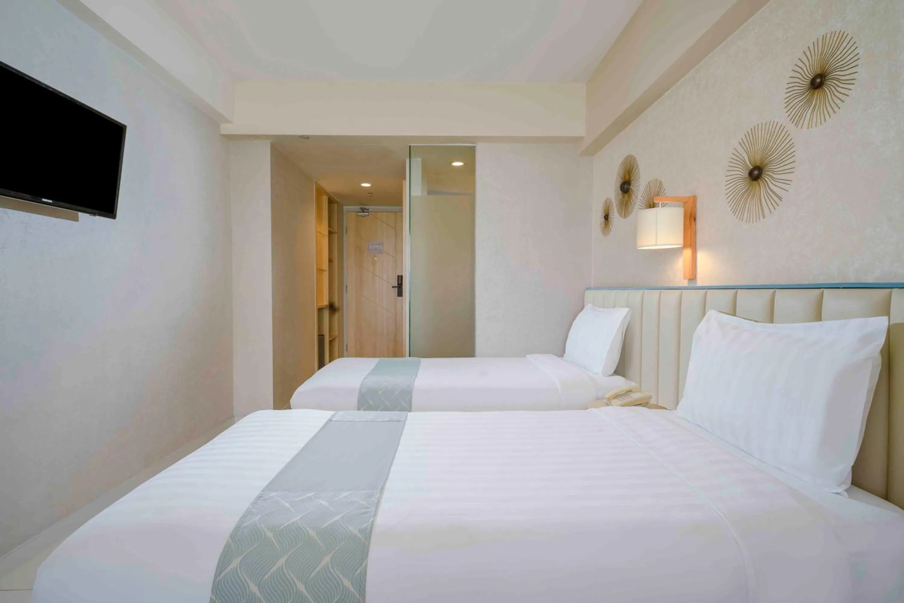 Bedroom, Bed in Solaris Hotel Kuta