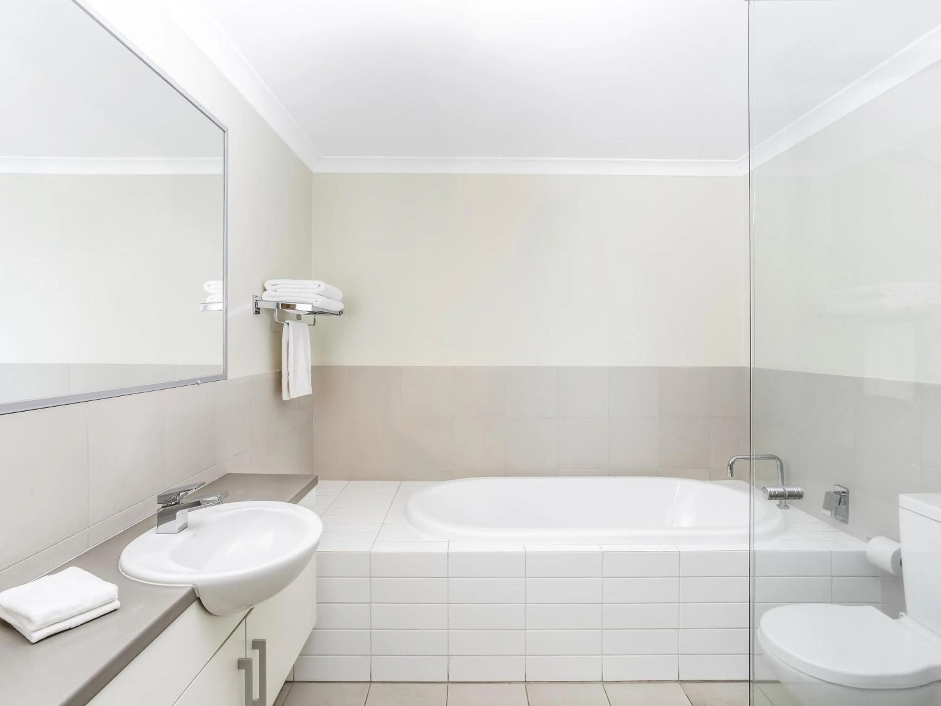 Bedroom in Mantra Geraldton