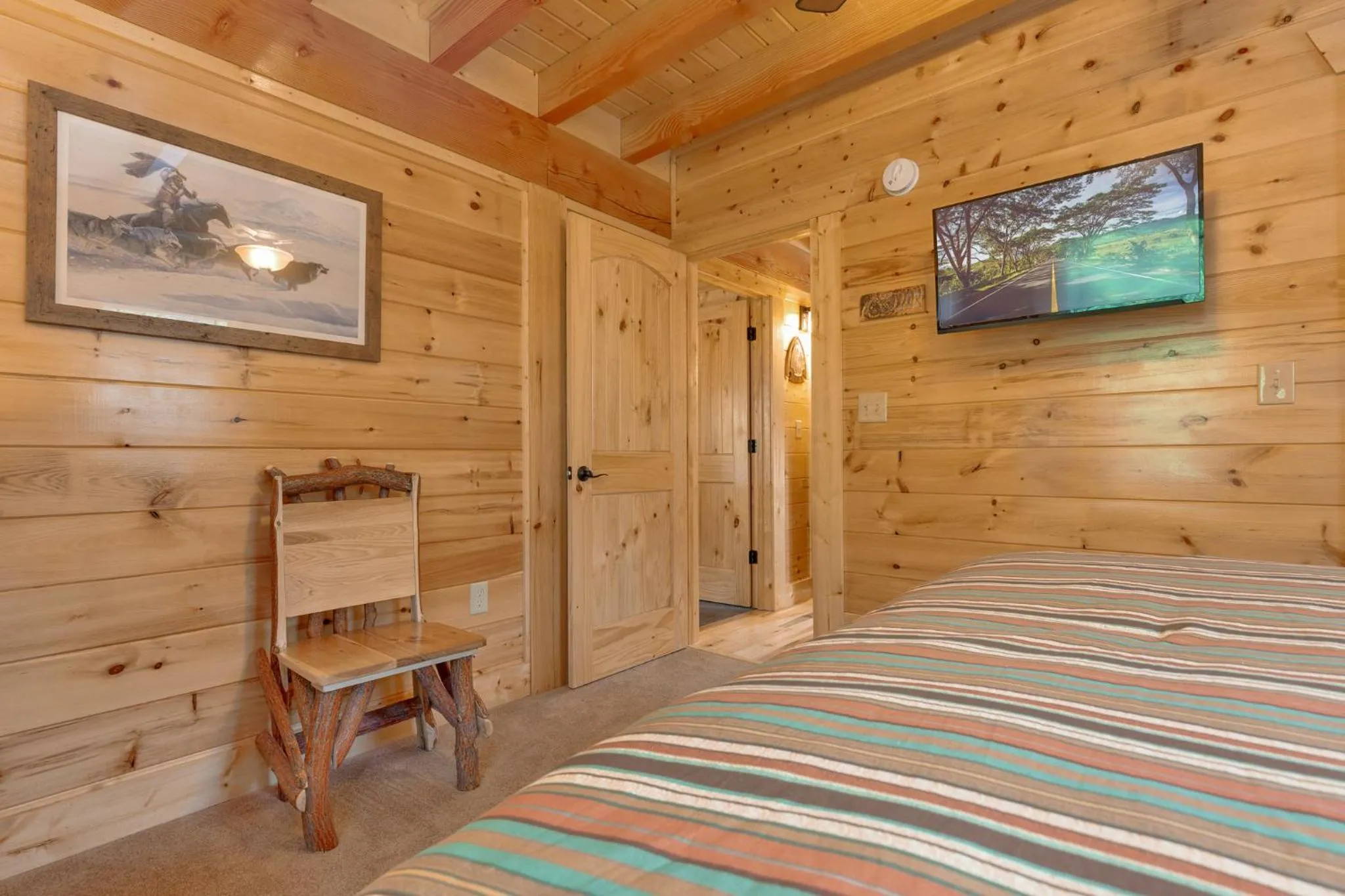 Bedroom, Bed in Lone Wolf Lodge