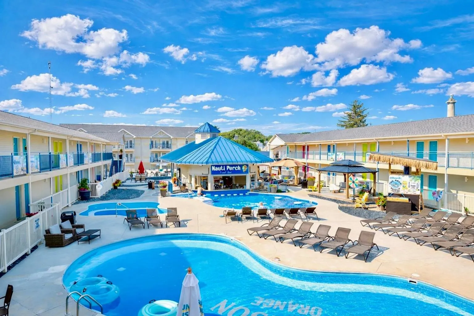 Inner courtyard view in Islander Inn