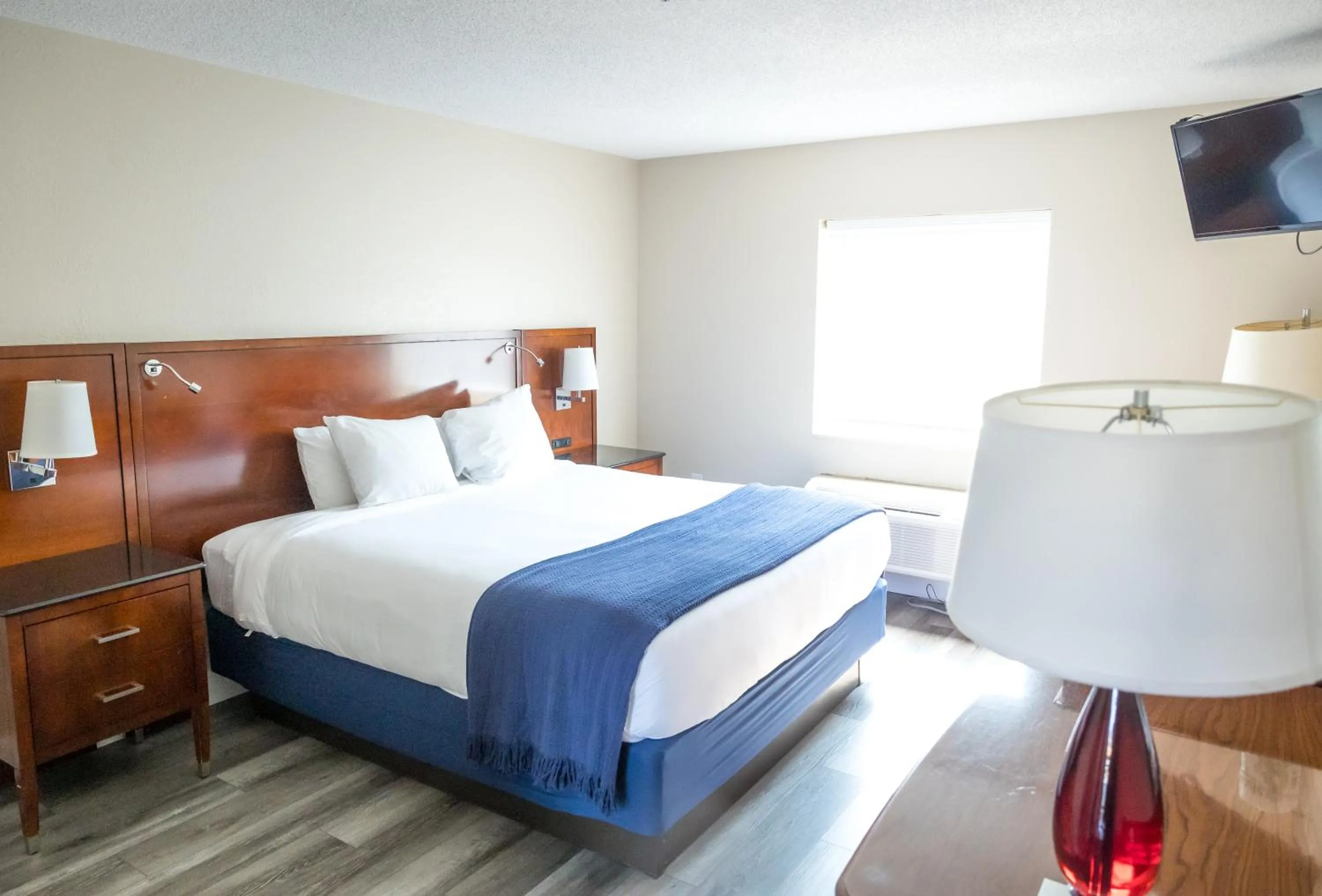 Photo of the whole room, Bed in Islander Inn