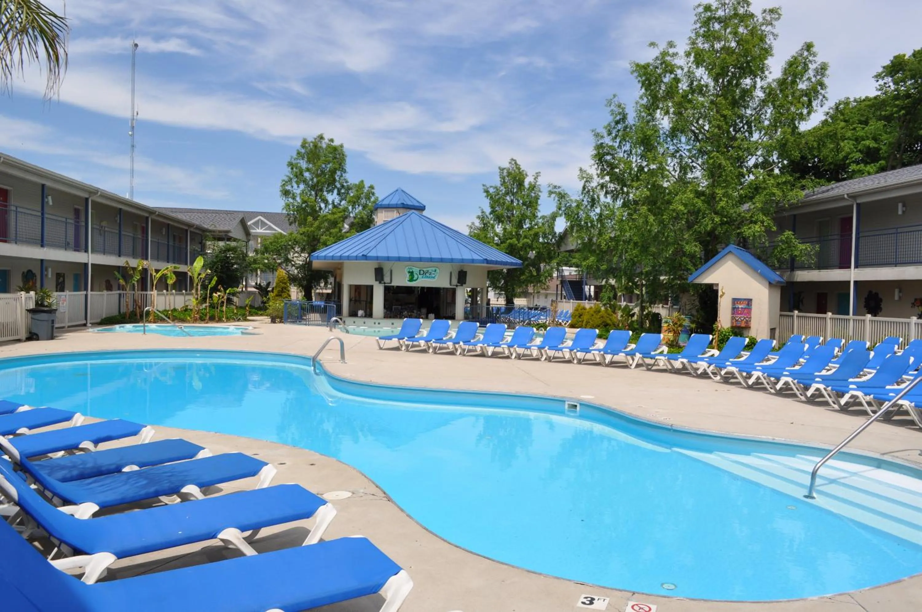 Swimming pool in Islander Inn