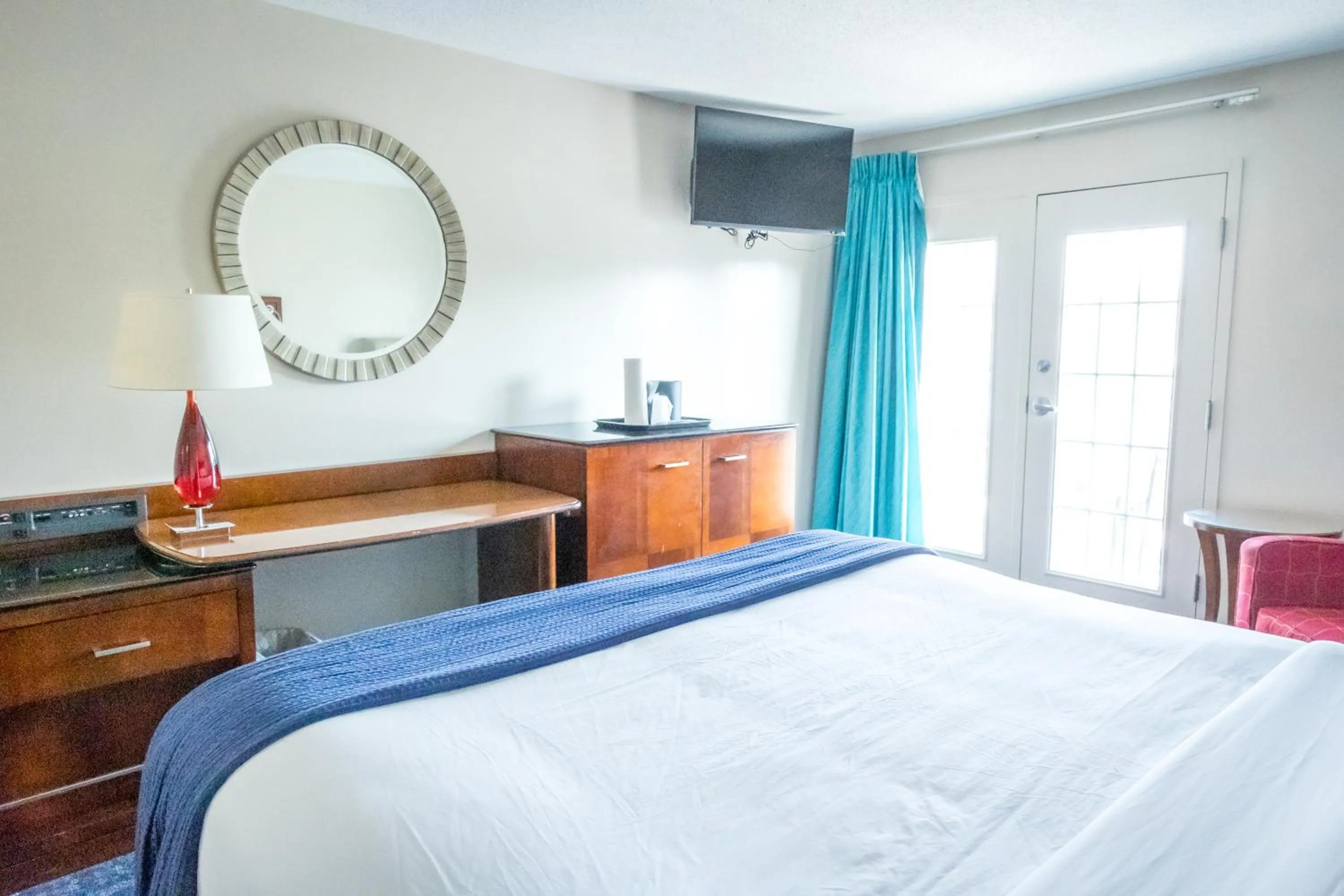 Photo of the whole room, Bed in Islander Inn