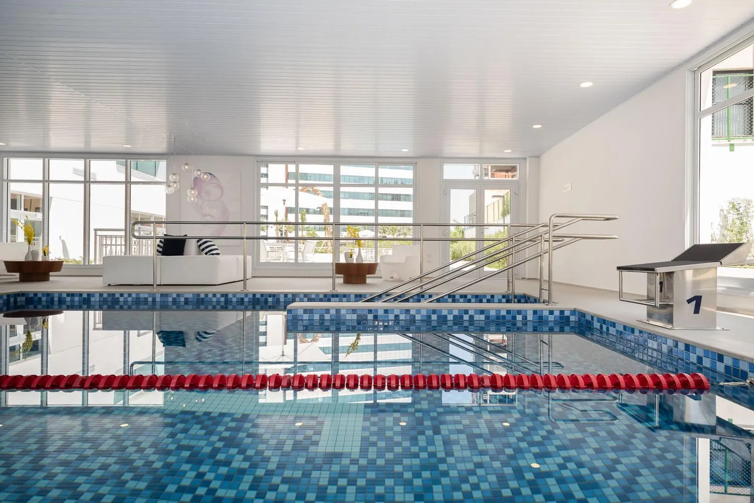 Swimming pool in Edifício Summit Pinheiros, Aptos com Wi-Fi, Ar Condicionado, Varanda, Piscina, Academia e Estacionamento, Próximo ao Metrô