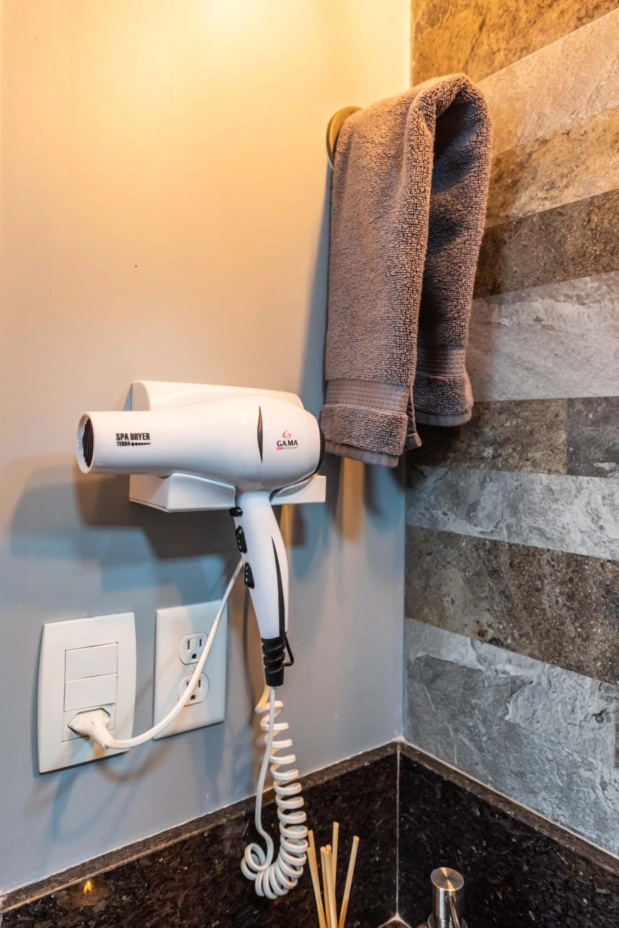 hair dryier in Edifício Summit Pinheiros, Aptos com Wi-Fi, Ar Condicionado, Varanda, Piscina, Academia e Estacionamento, Próximo ao Metrô